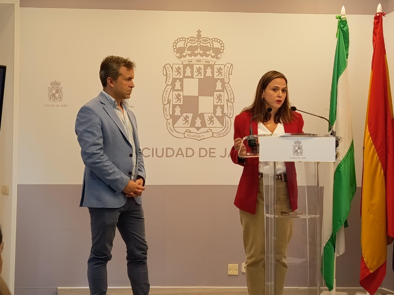 Julio Millán y Ángeles Díaz en rueda de prensa.