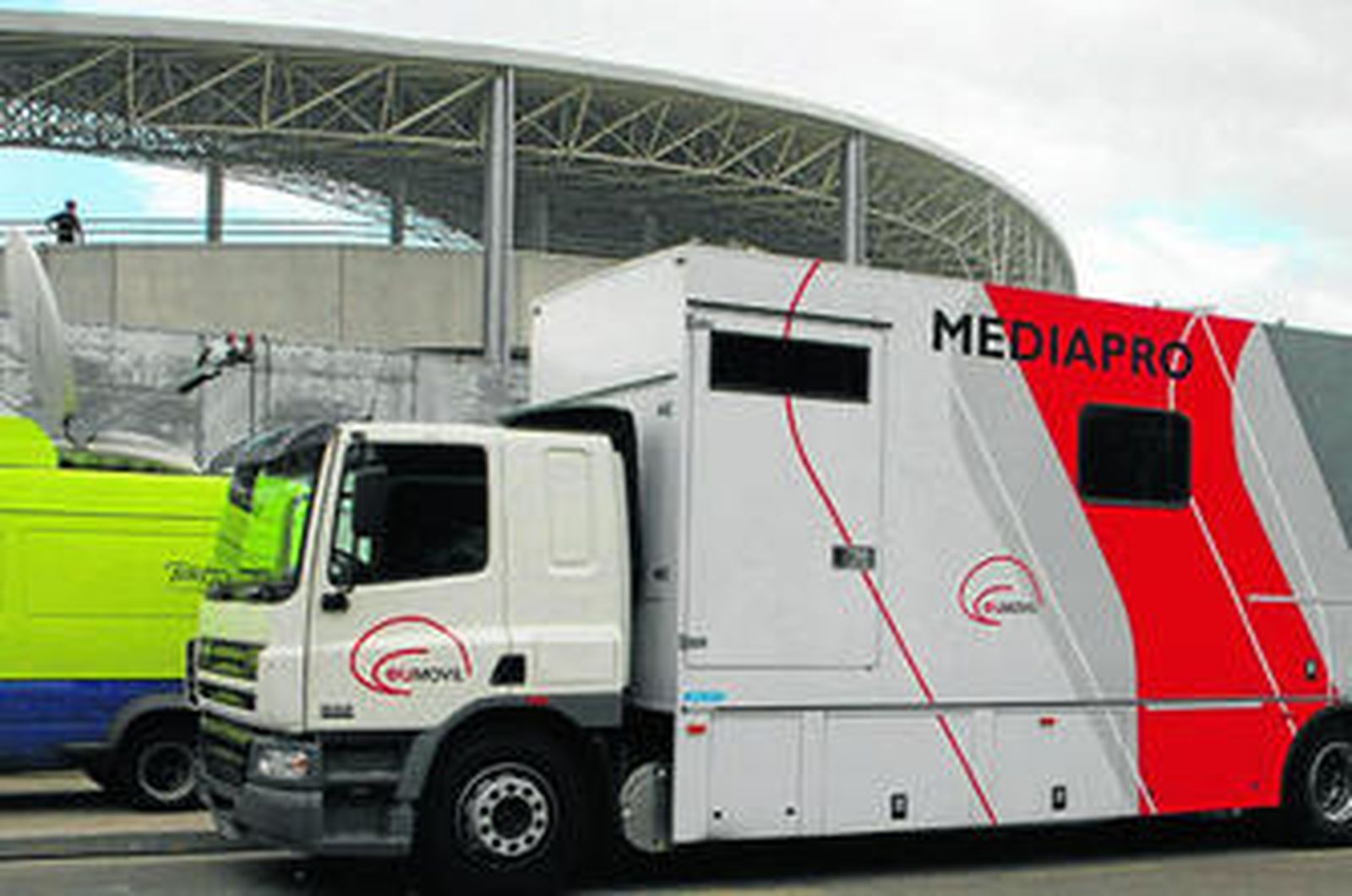 Una unidad móvil de Mediapro ante el Coliseum Alfonso Pérez, estadio del Getafe.