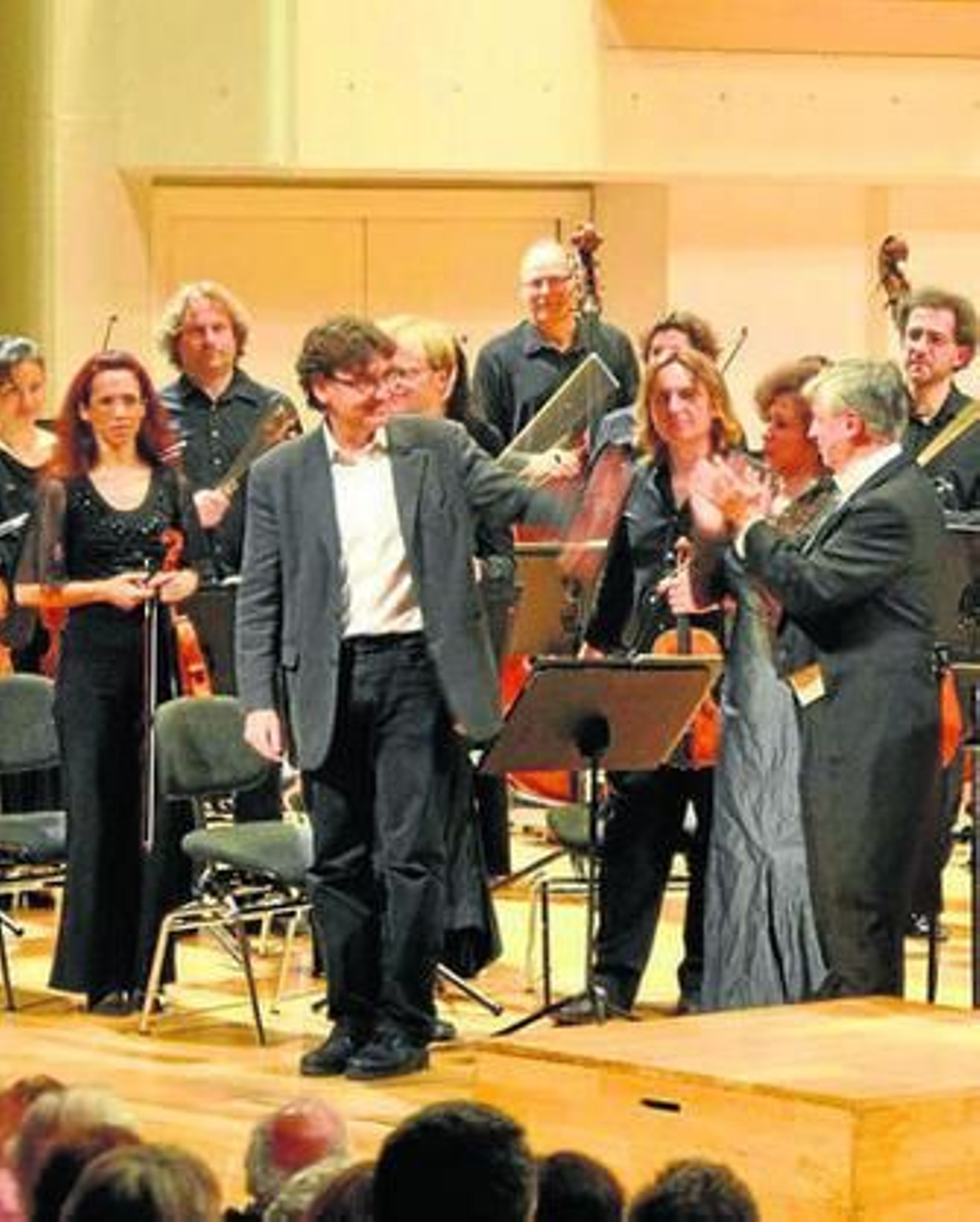 Sánchez Verdú  saluda tras el estreno de 'Paraíso cerrado II'.