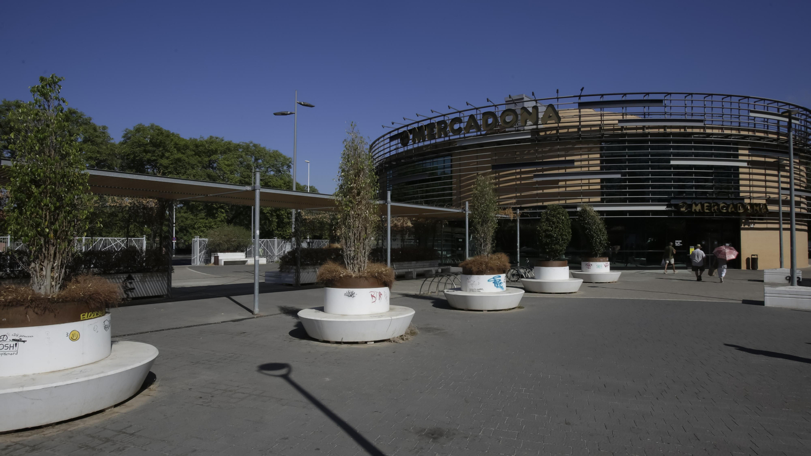 Abandono y mal estado de la plaza entre Mercadona y Plaza de Armas