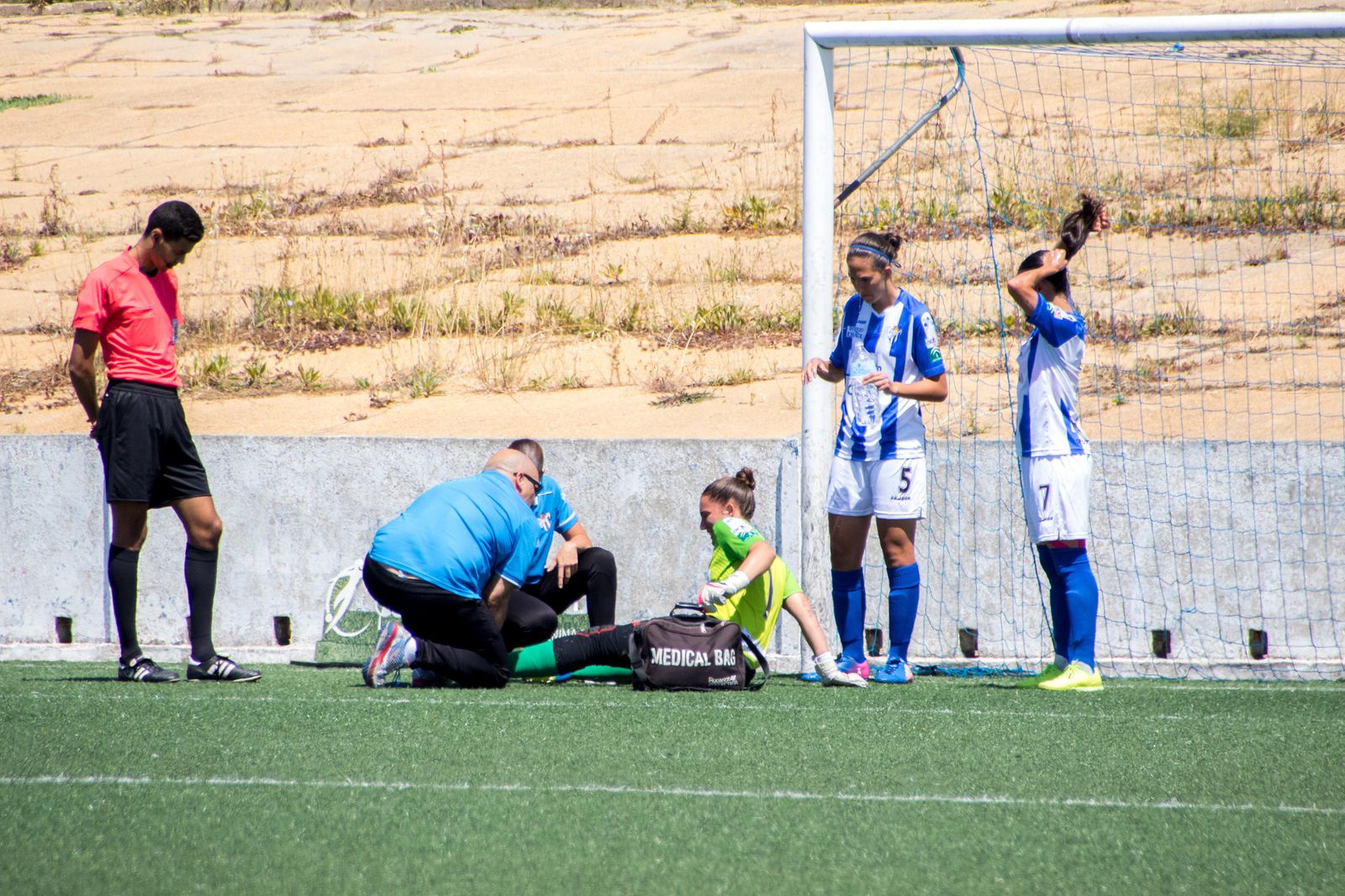 Sara Serrat es atendida durante el encuentro del pasado fin de semana ante el Santa Teresa.