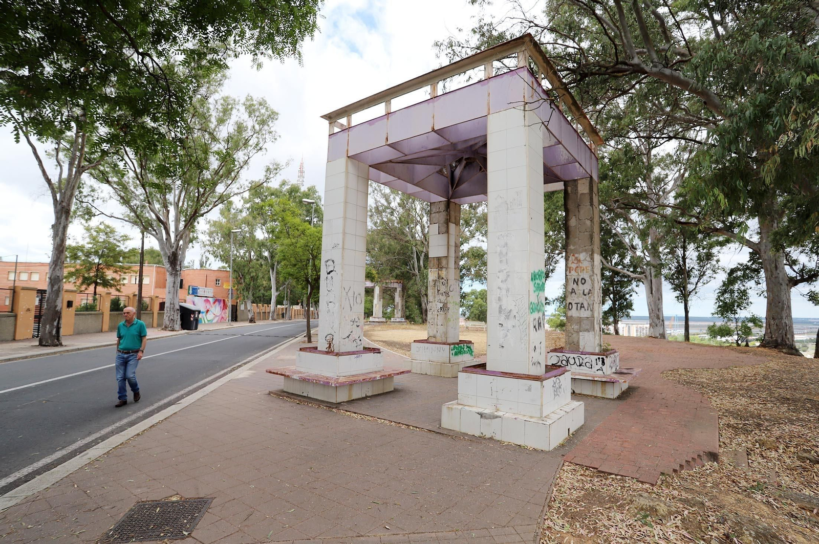 Imágenes de la suciedad, deterioro y abandono de los miradores del Conquero
