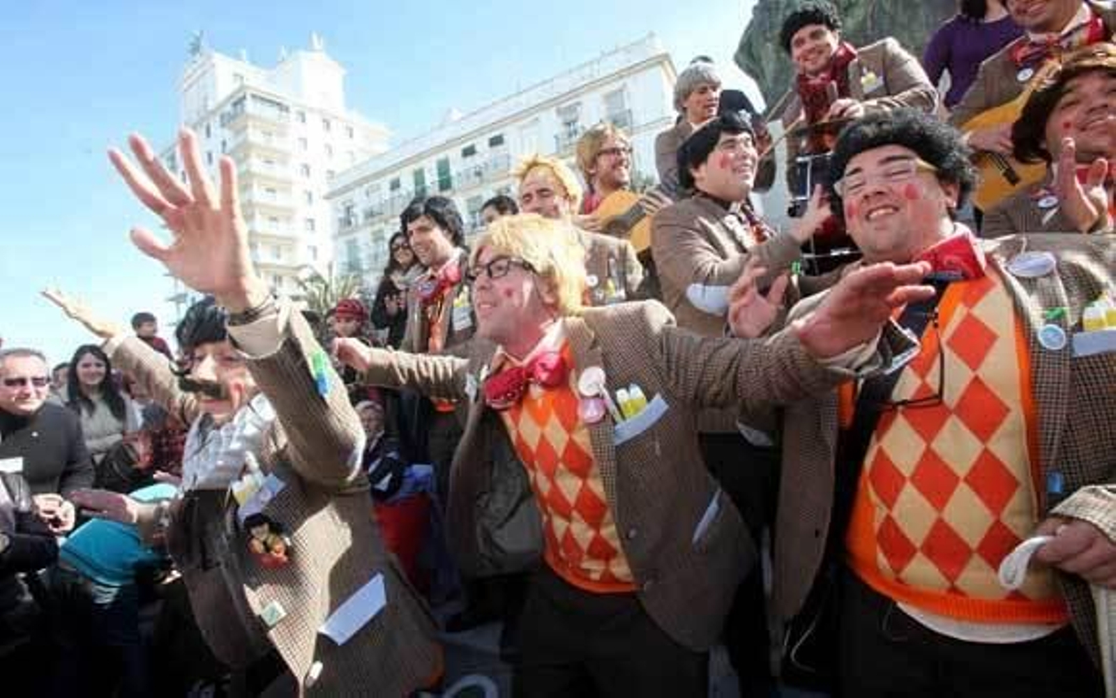 La chirigota Los auténticos tíos de la tiza canta en la plaza de San Juan de Dios en el Carnaval 2013. /Jesús Marín