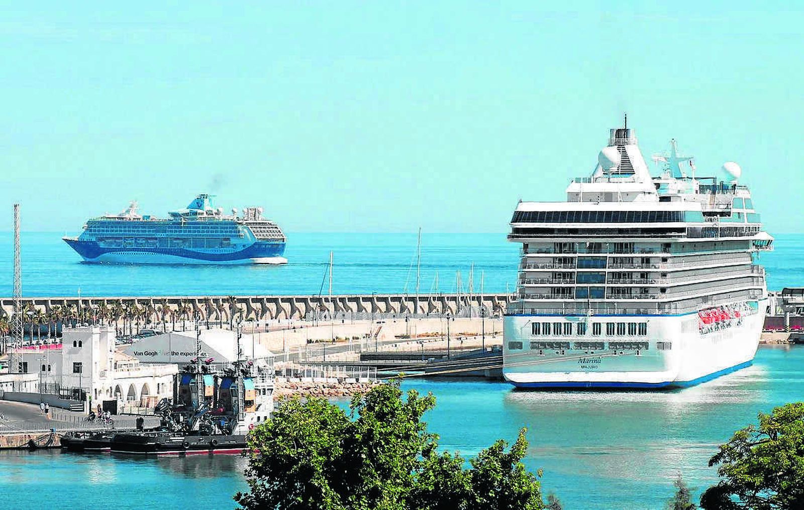 Dos buques de crucero en el puerto de Málaga.