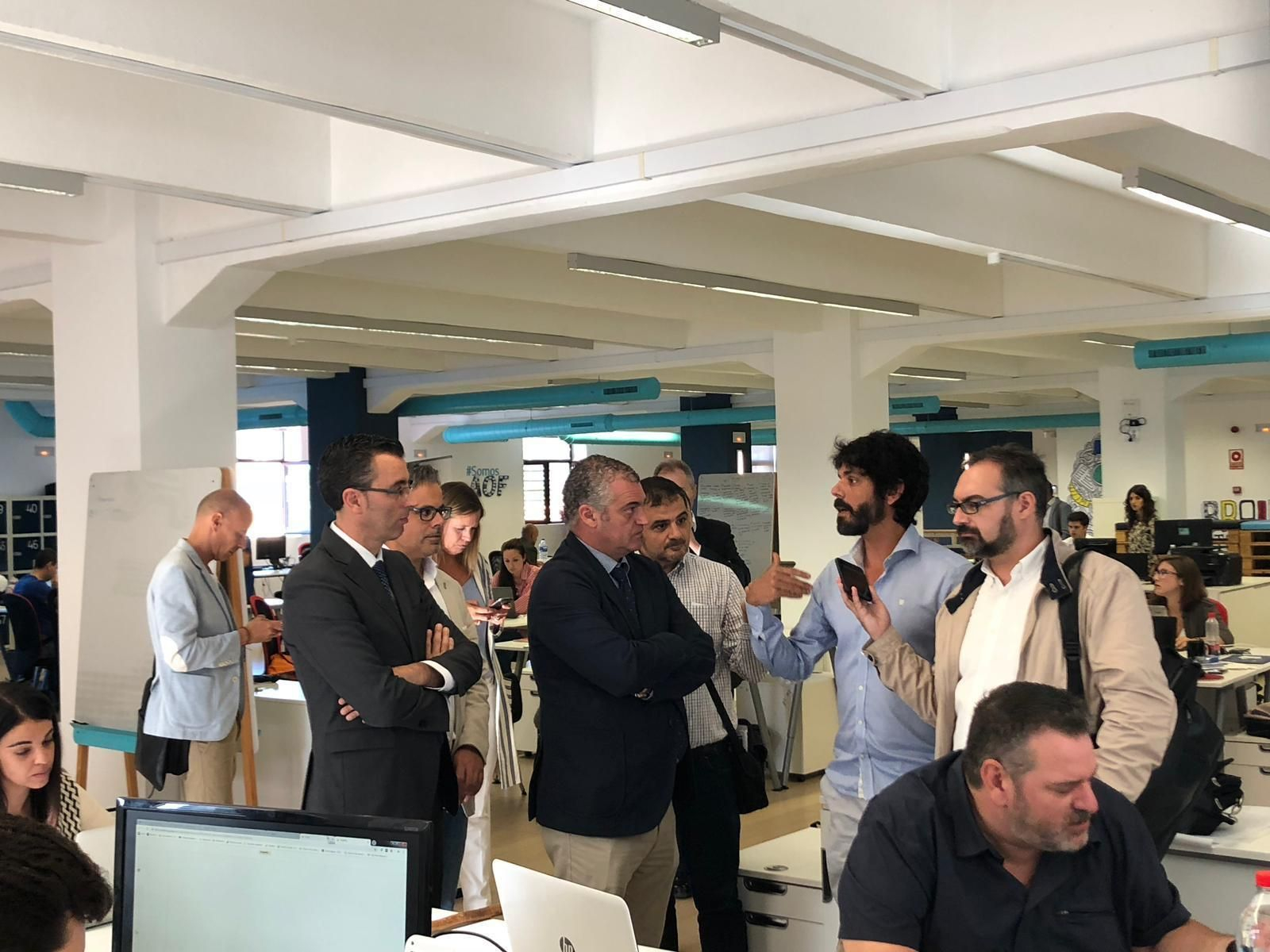 Javier Carnero y Joaquín Segovia, durante la visita a 'La Farola'