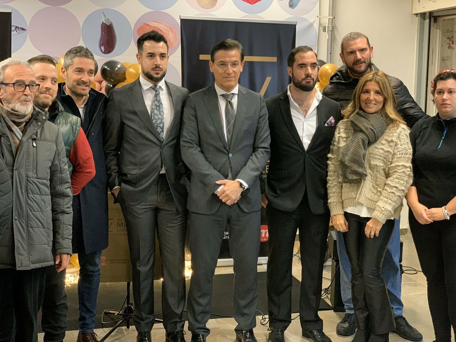 Luis Salvador, Manolo Olivares y Eva Martín, con los comerciantes de Merca 80