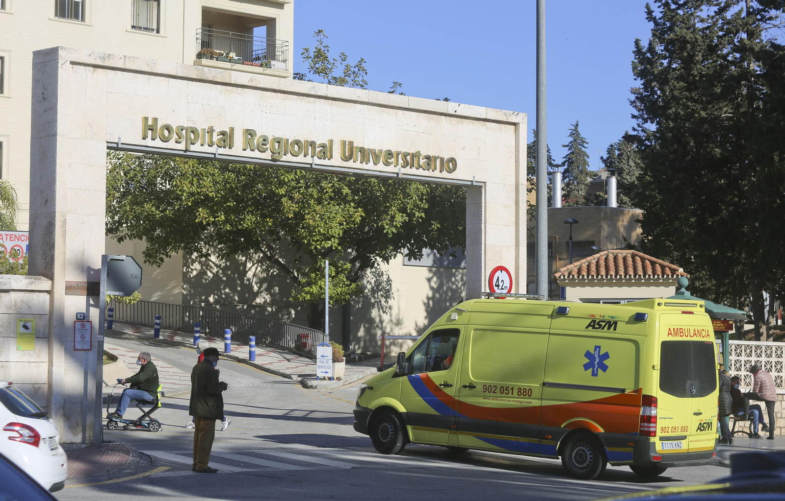 Una ambulancia entra en el Hospital Regional de Málaga. Una ambulancia entra en el Hospital Regional de Málaga.