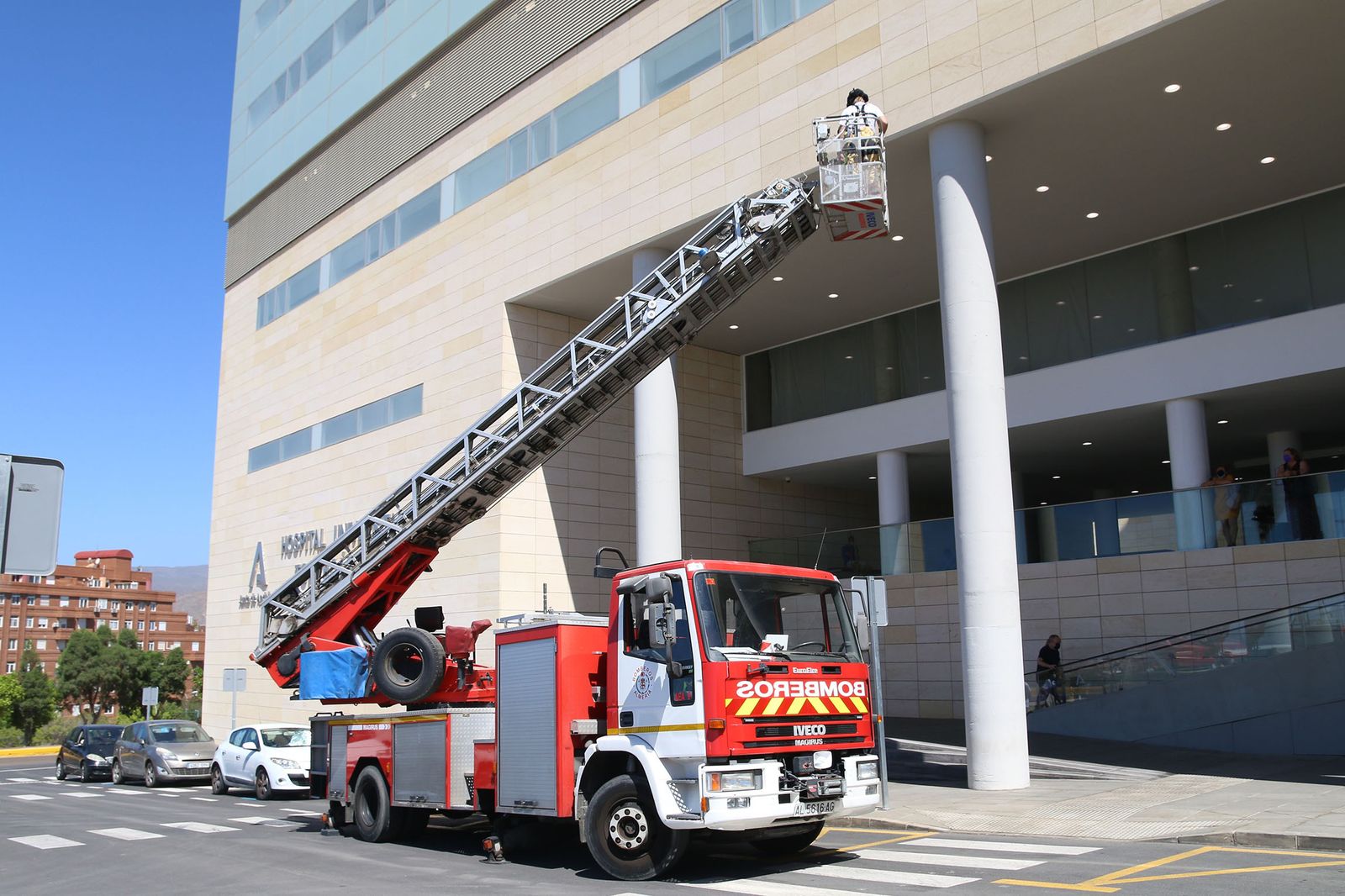 Fotogalería los bomberos de Almería regalan un cochecito eléctrico y camisetas a los niños hospitalizados de Torrecárdenas