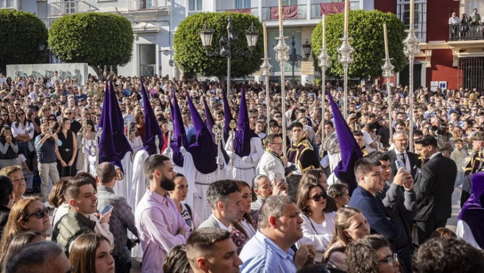 Aspecto que presentaba la plaza de la Iglesia durante la salida de Columna durante el pasado Domingo de Ramos.