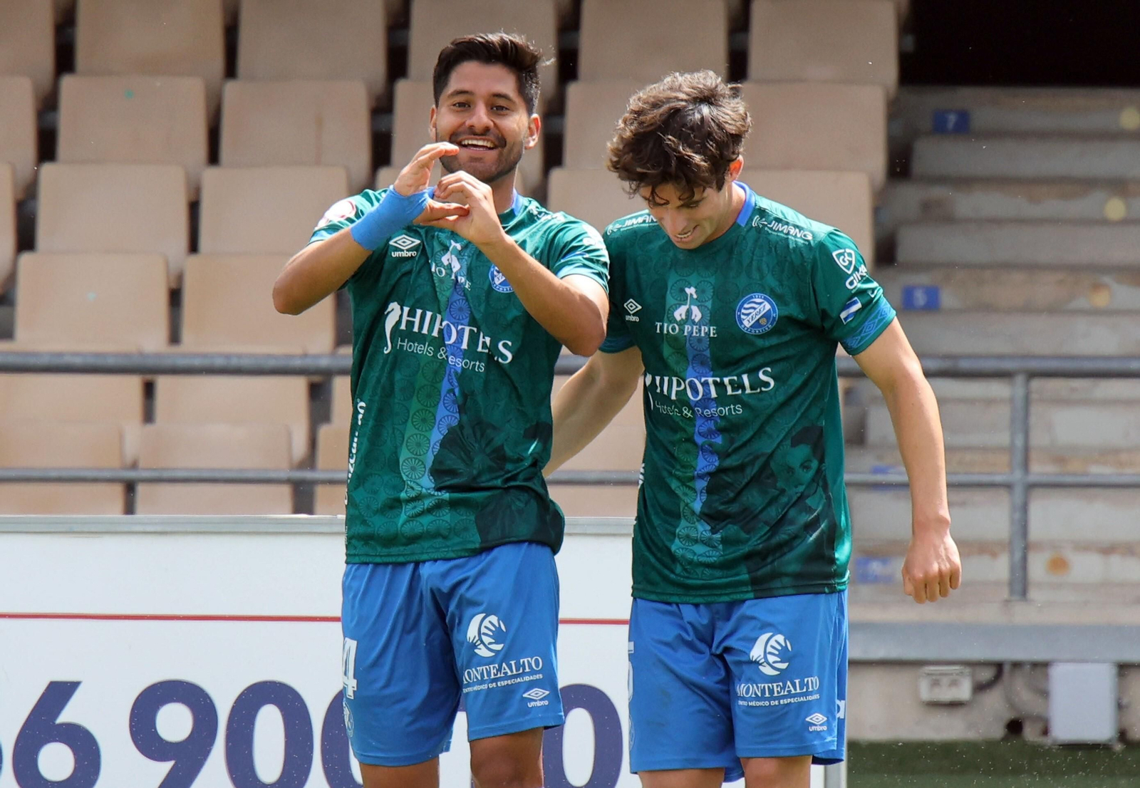 Erik Aguado celebra con Guille Donoso el 2-0 al Mar Menor.