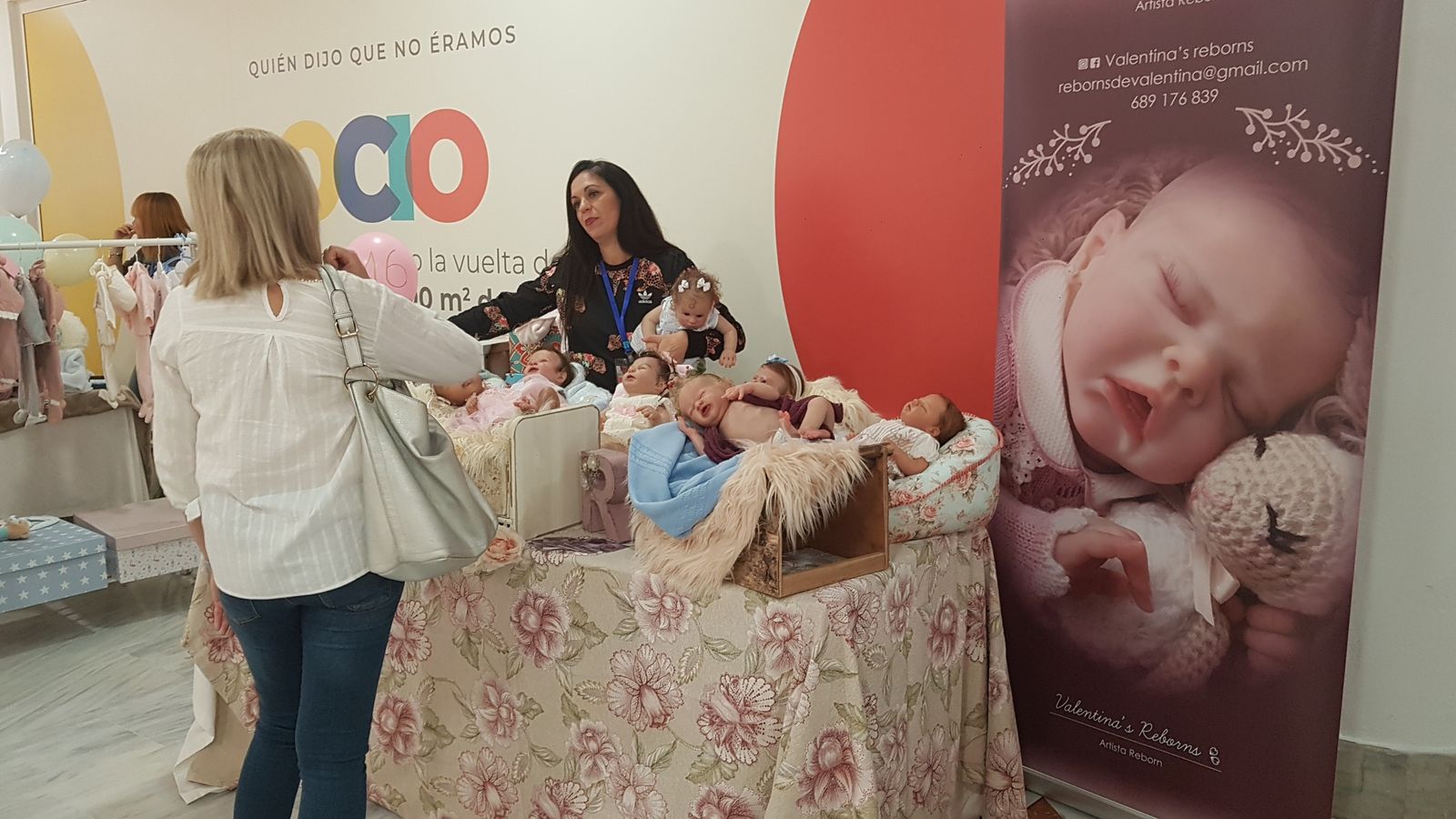 Uno de los expositores de bebés 'reborn' en Bahía Sur.