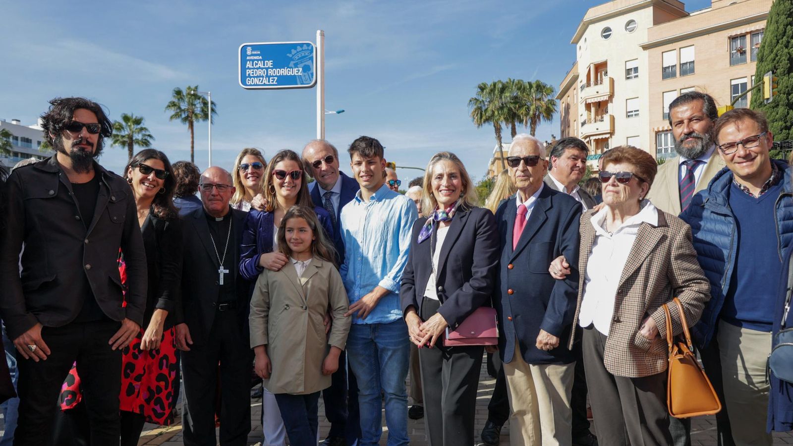 El exalcalde Pedro Rodríguez junto a su familia y amigos en la inauguración del rótulo que da nombre a su avenida El exalcalde Pedro Rodríguez junto a su familia y amigos en la inauguración del rótulo que da nombre a su avenida