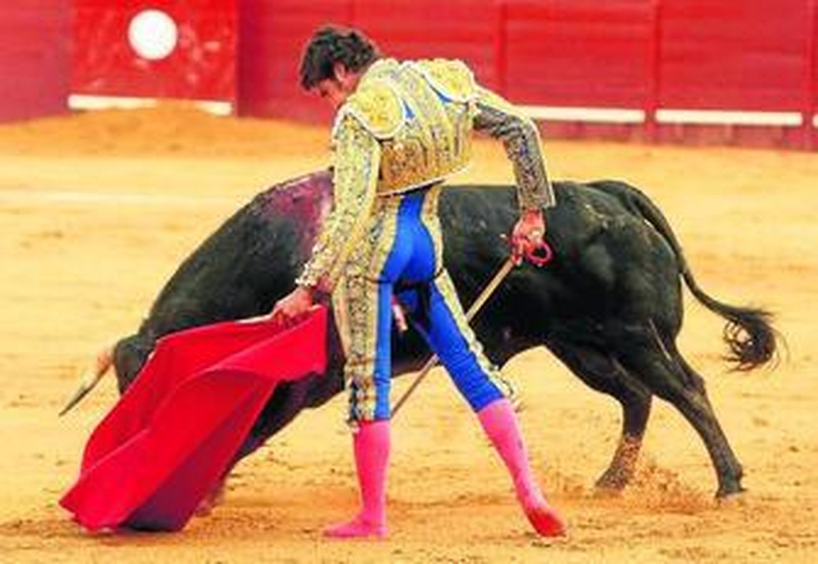 Cayetano, toreando herido en Jerez con un torniquete en el muslo derecho, sobre el orificio de la herida.