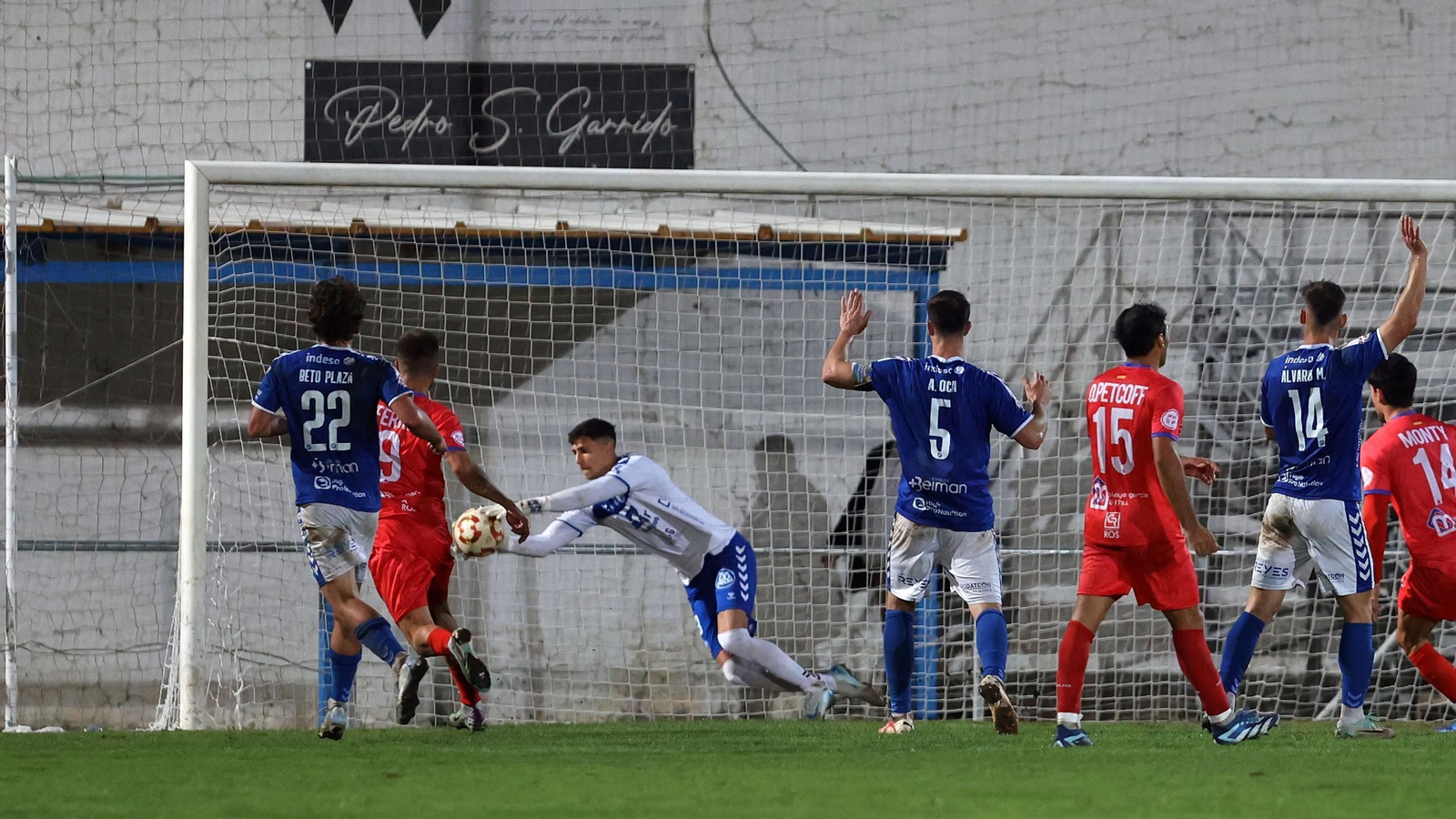 Imágenes del Xerez DFC contra la Deportiva Minerva en el Pedro Garrido de Jerez