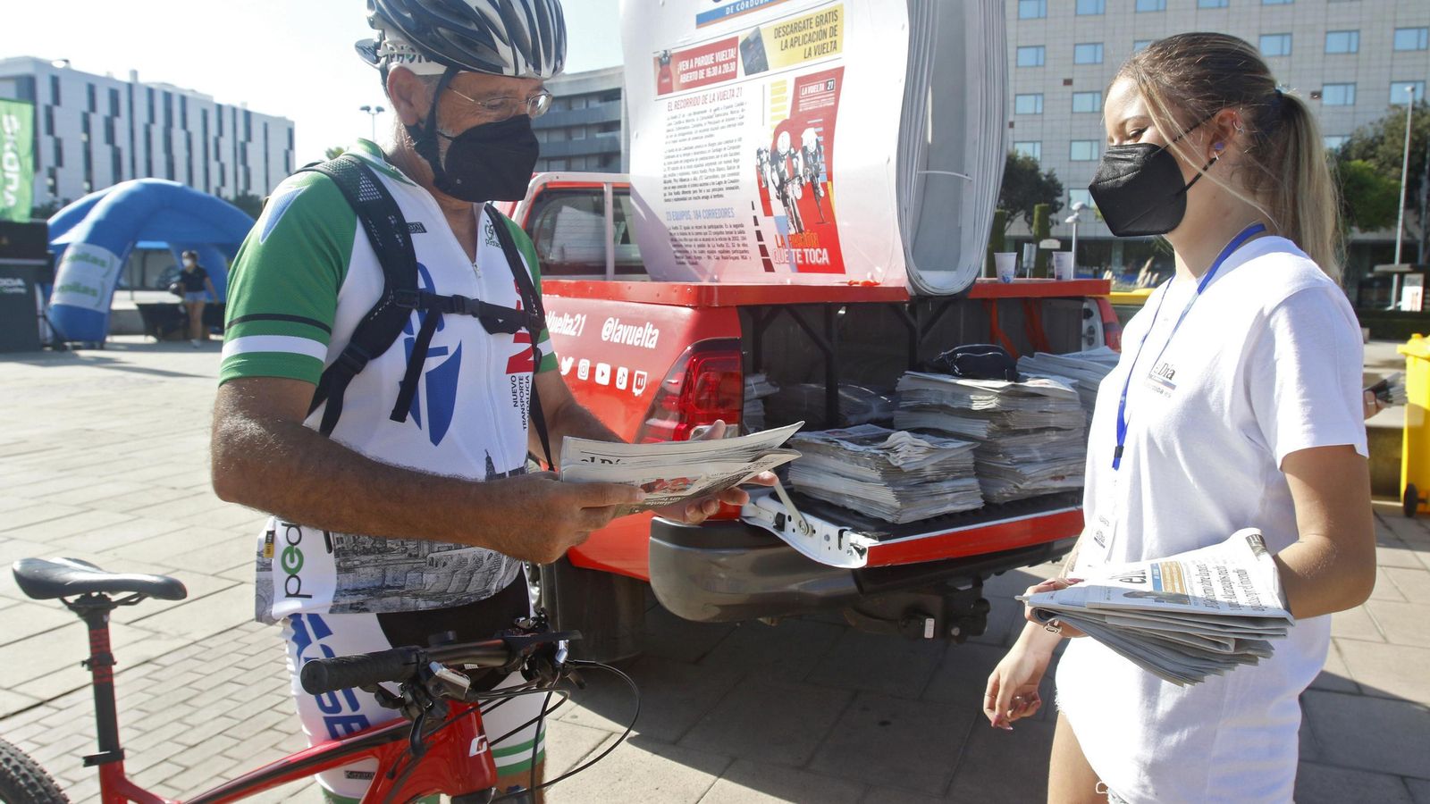 Entrega de uno de los periódicos de El Día en la zona de ocio del Vial Norte.