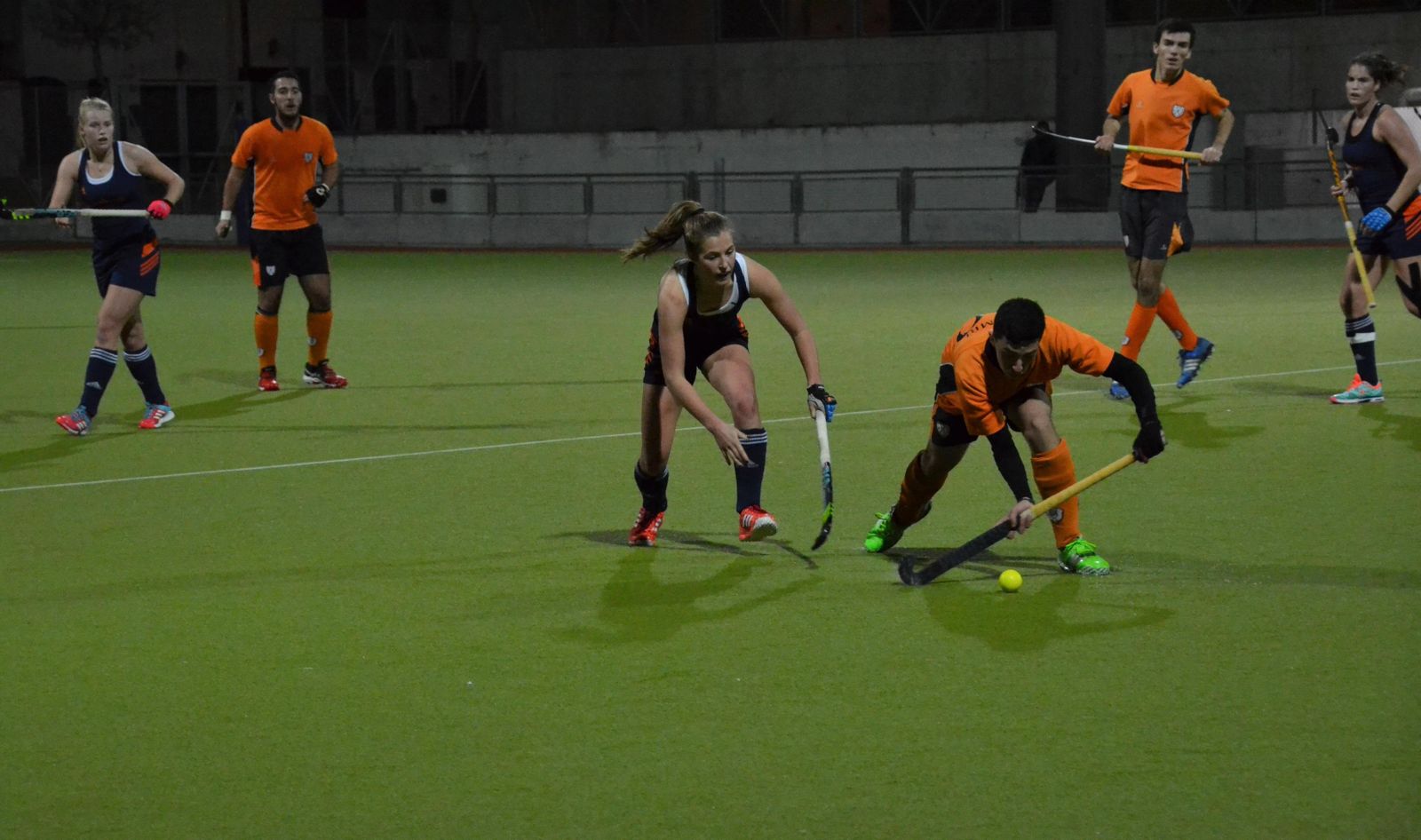 Un lance del partido entre el CH San Fernando y la selección femenina de Holanda disputado el pasado martes.