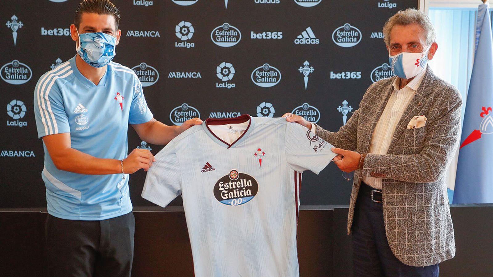 Nolito posa ya como jugador del Celta junto al presidente de la entidad, Carlos Mouriño.