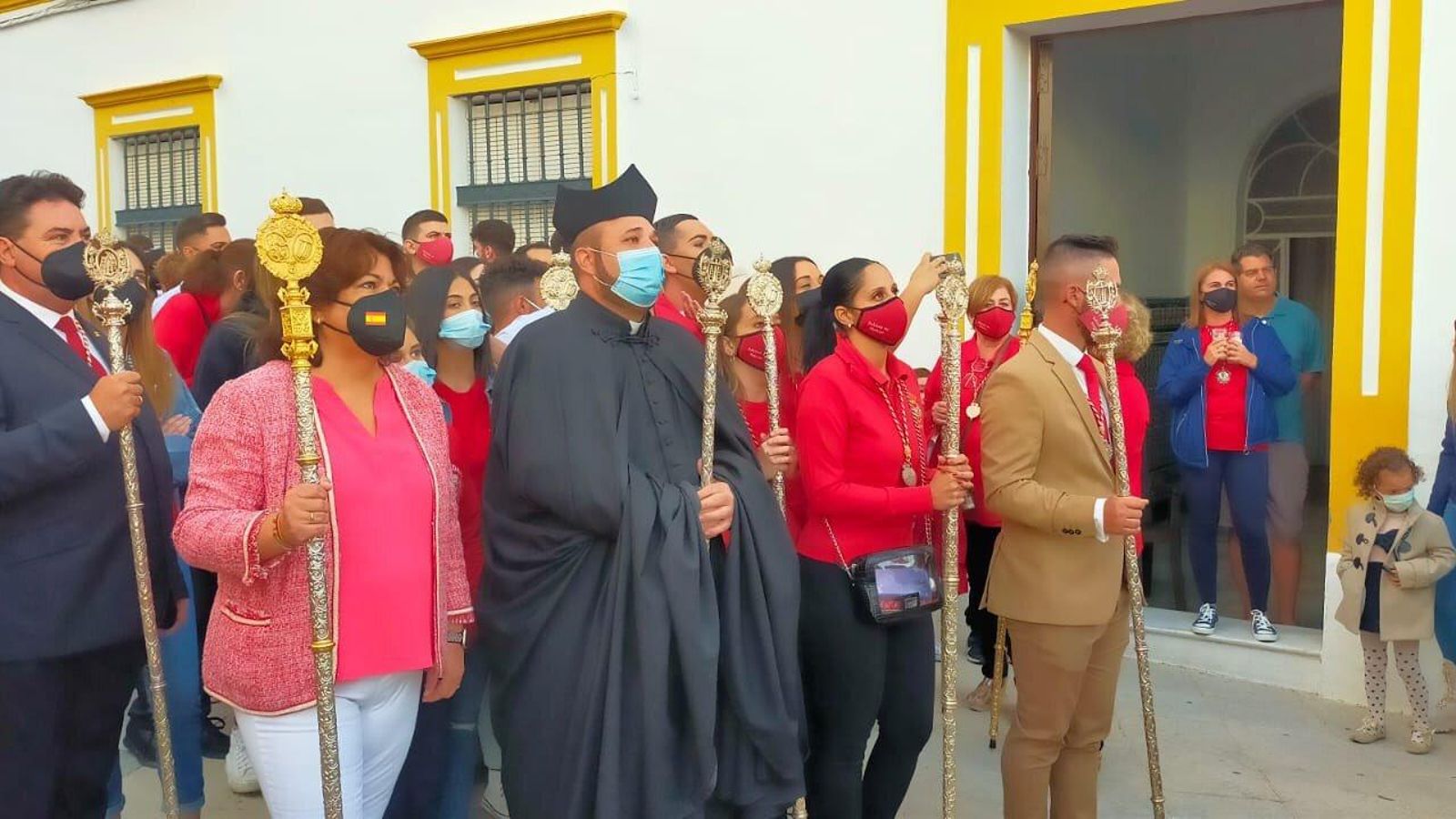 El cura de Huévar con sotana, manteo y bonete