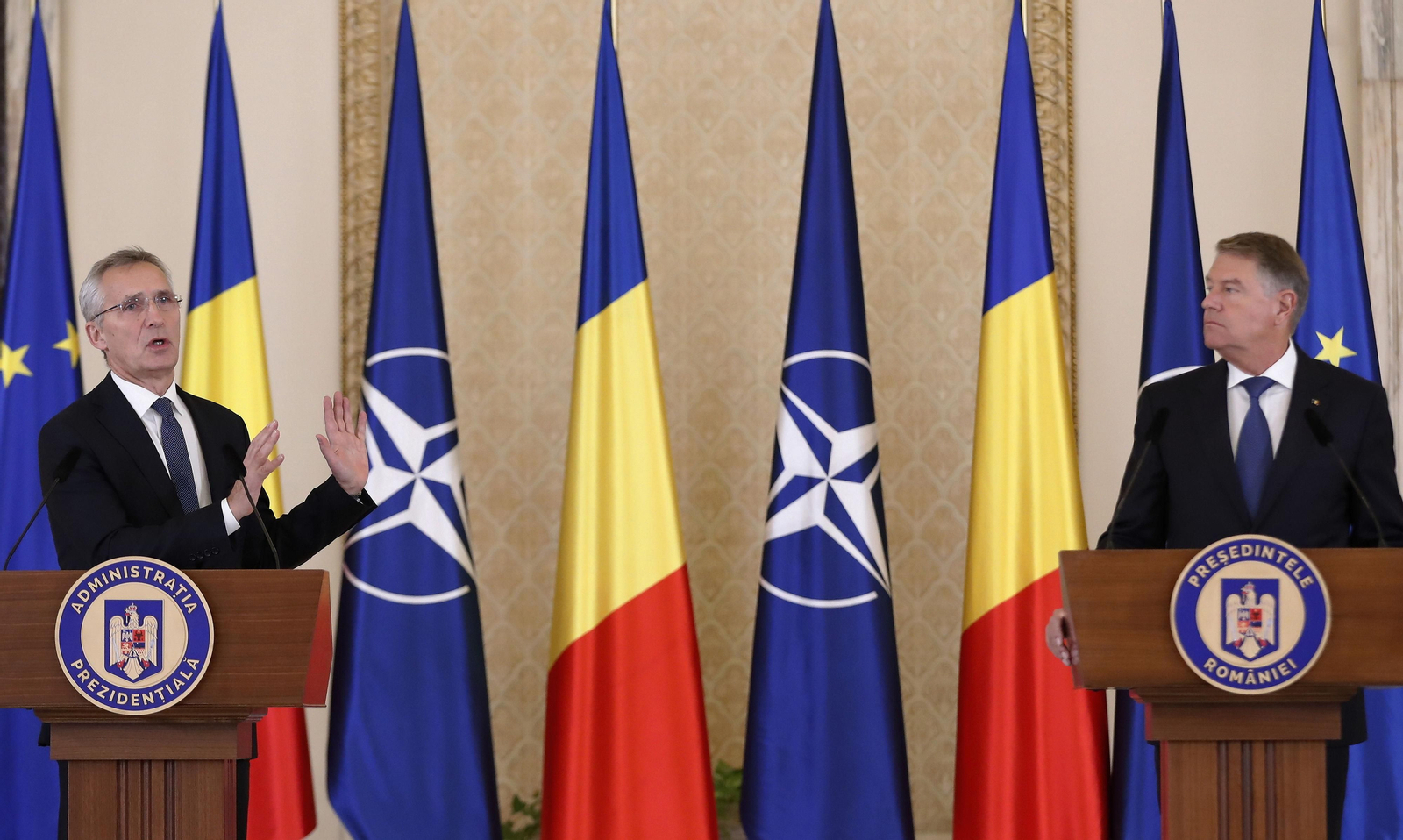 El secretario general de la OTAN, Jens Stoltenberg (izq.), y el presidente de Rumanía, Klaus Iohannis, durante una rueda de prensa en Bucarest.
