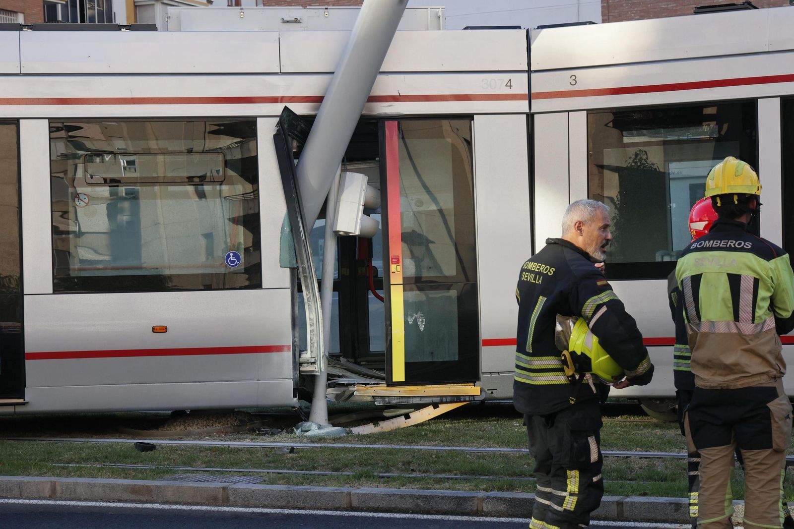 Las fotos del descarrilamiento del tranvía en la avenida de San Francisco Javier de Sevilla