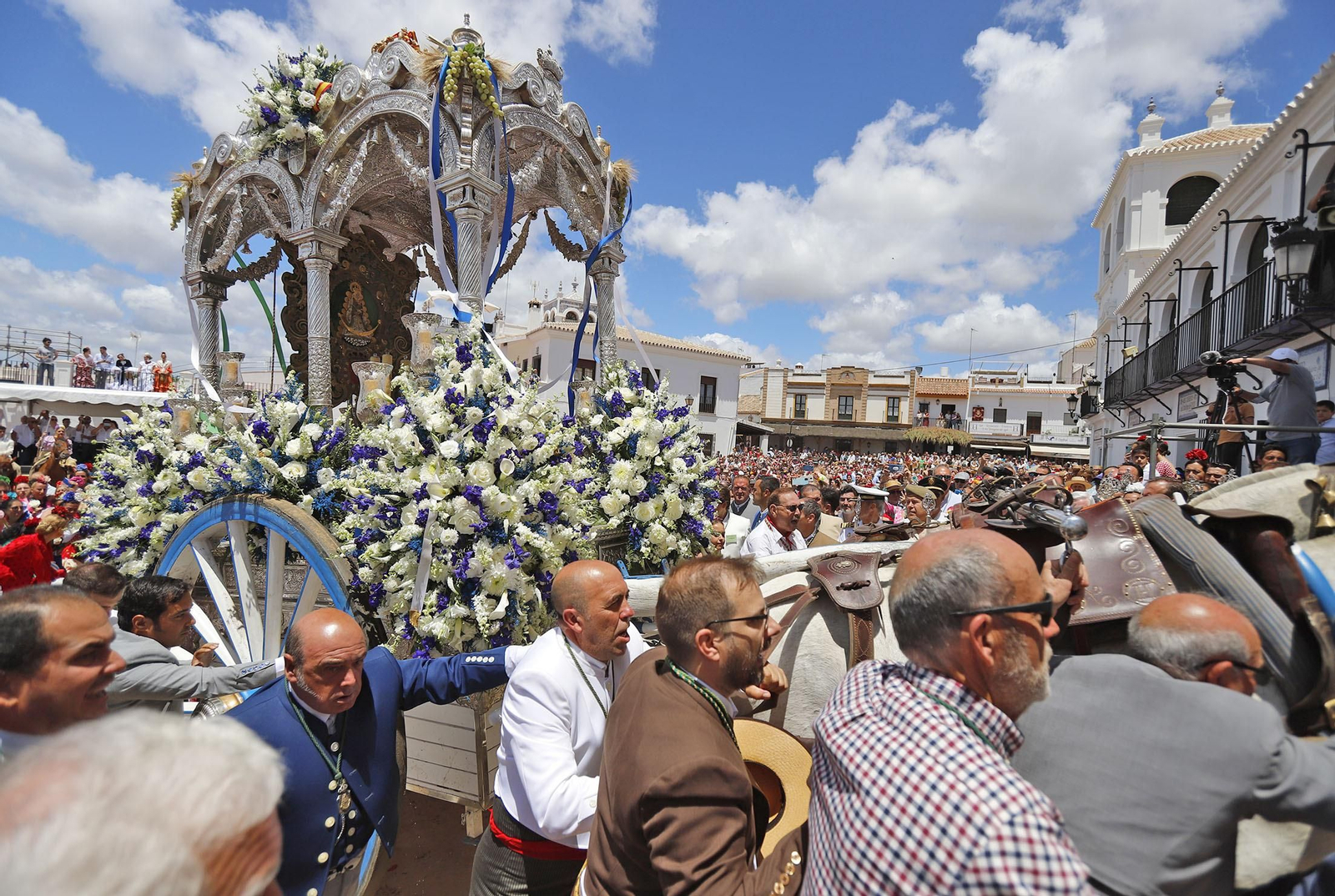 Presentación de la Hermandad de Huelva ante la Blanca Paloma