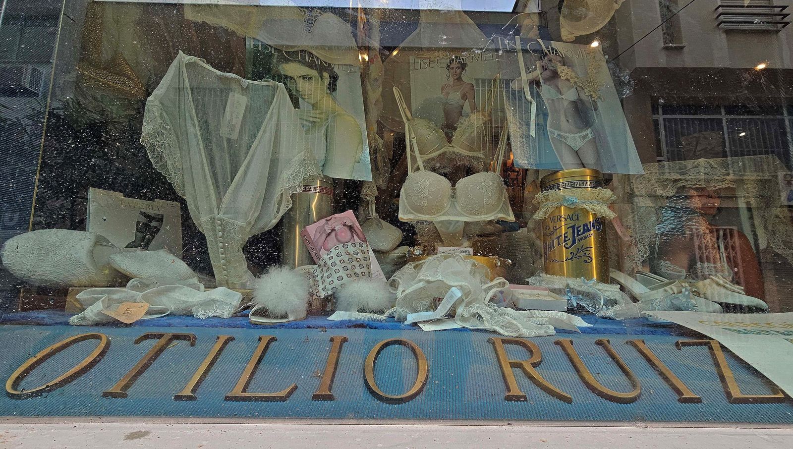 El escaparate de Otilio Ruiz, en la calle Prim, una invitación silenciosa a la elegancia y al comercio de toda la vida en pleno corazón de Algeciras.