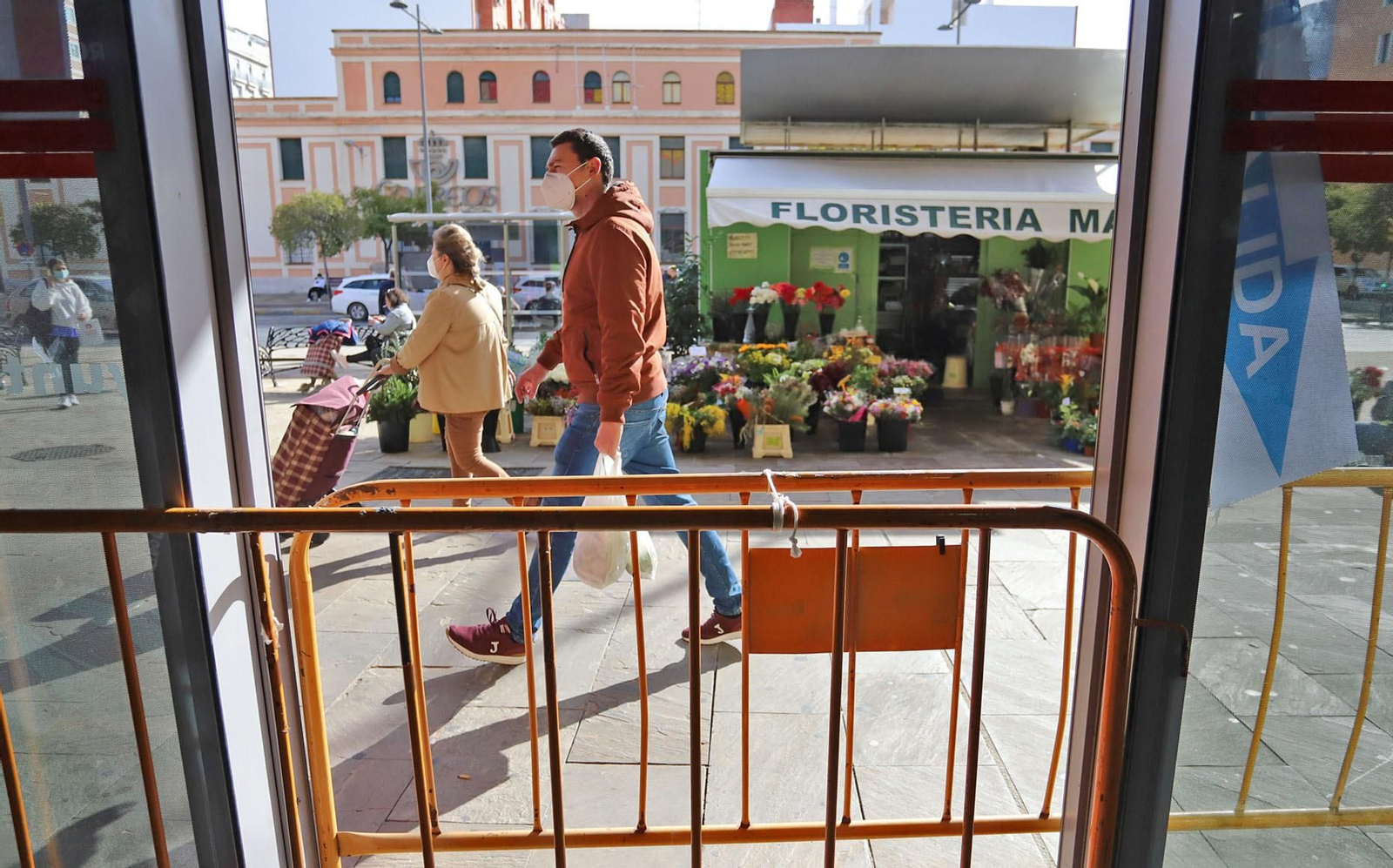 La Policía Local realizó controles en el Mercado del Carmen durante la mañana del sábado