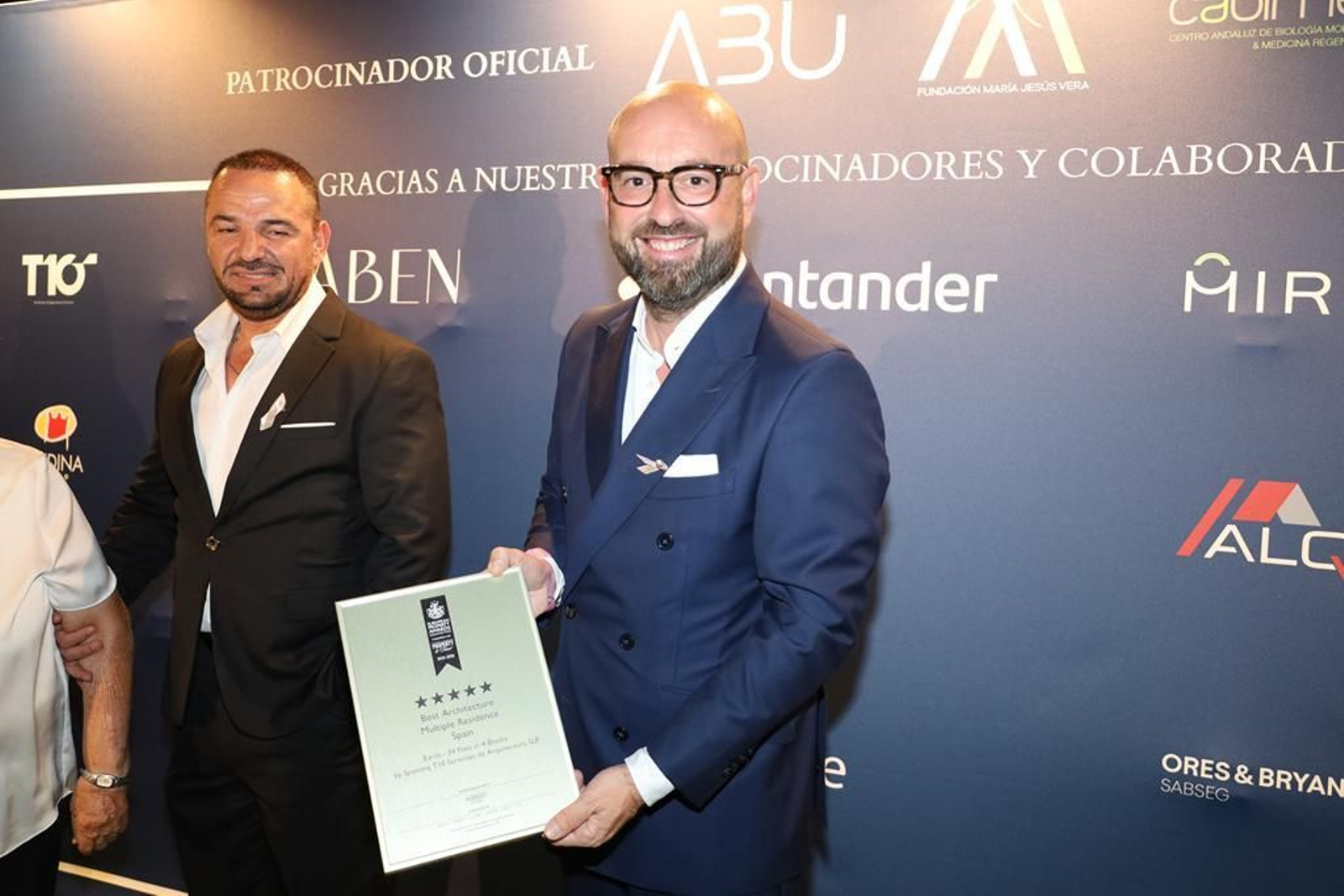 Jesús Vera, fundador de Grupo Abu, con el premio recibido a la promoción Residencial Earth de Marbella Jesús Vera, fundador de Grupo Abu, con el premio recibido a la promoción Residencial Earth de Marbella