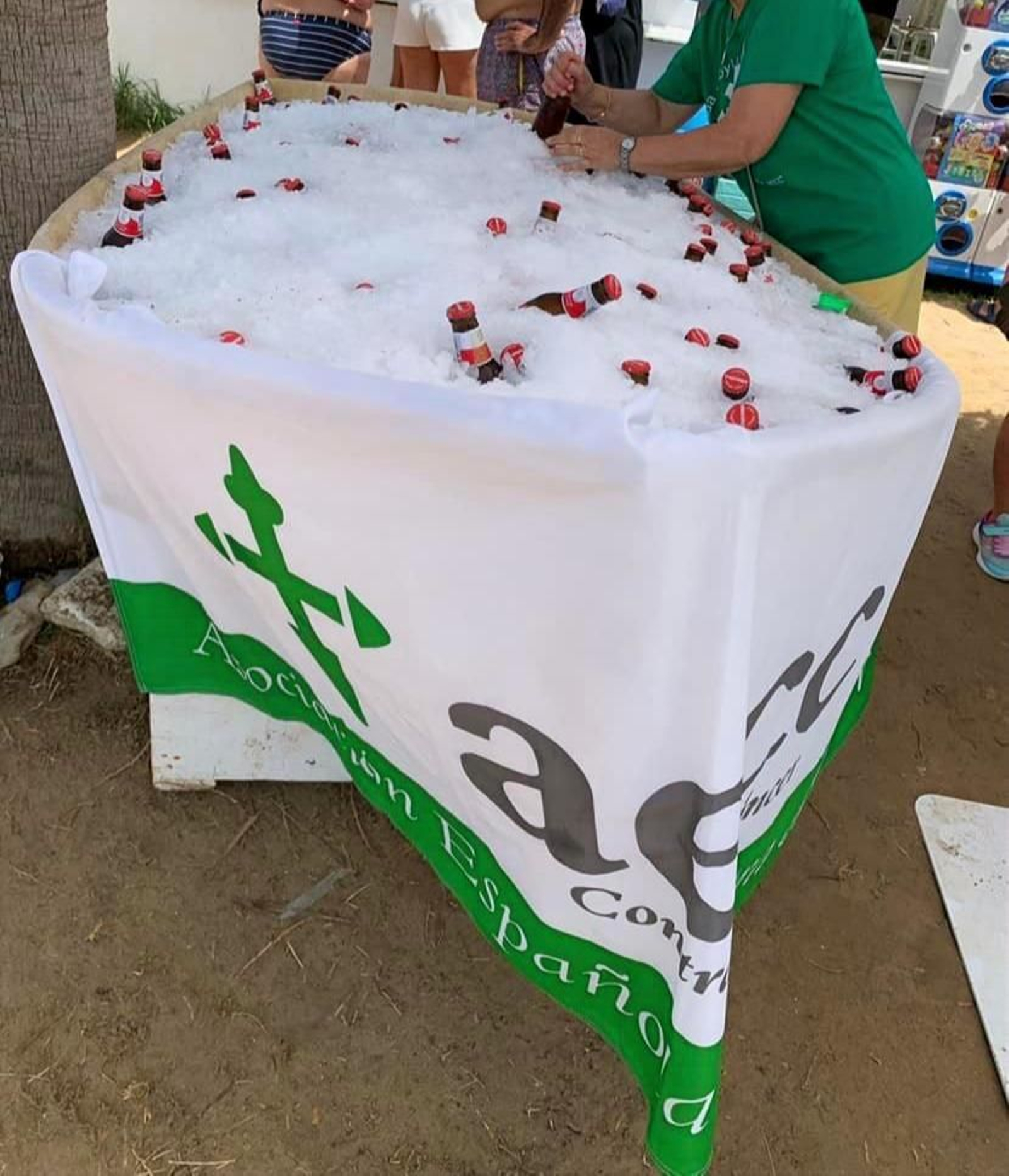 Barco helado con los botellines solidarios en el Chiringuito La Manuela en 2022..JPG 2 Barco helado con los botellines solidarios en el Chiringuito La Manuela en 2022..JPG 2