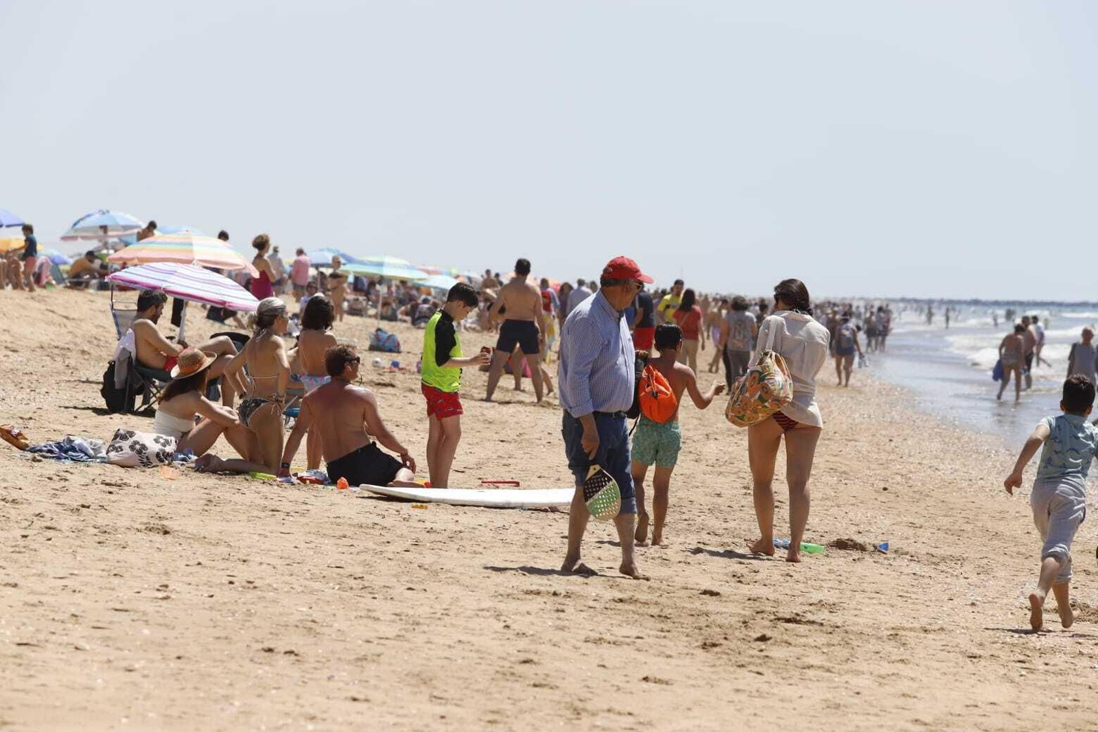 El sol llena las playas de Huelva