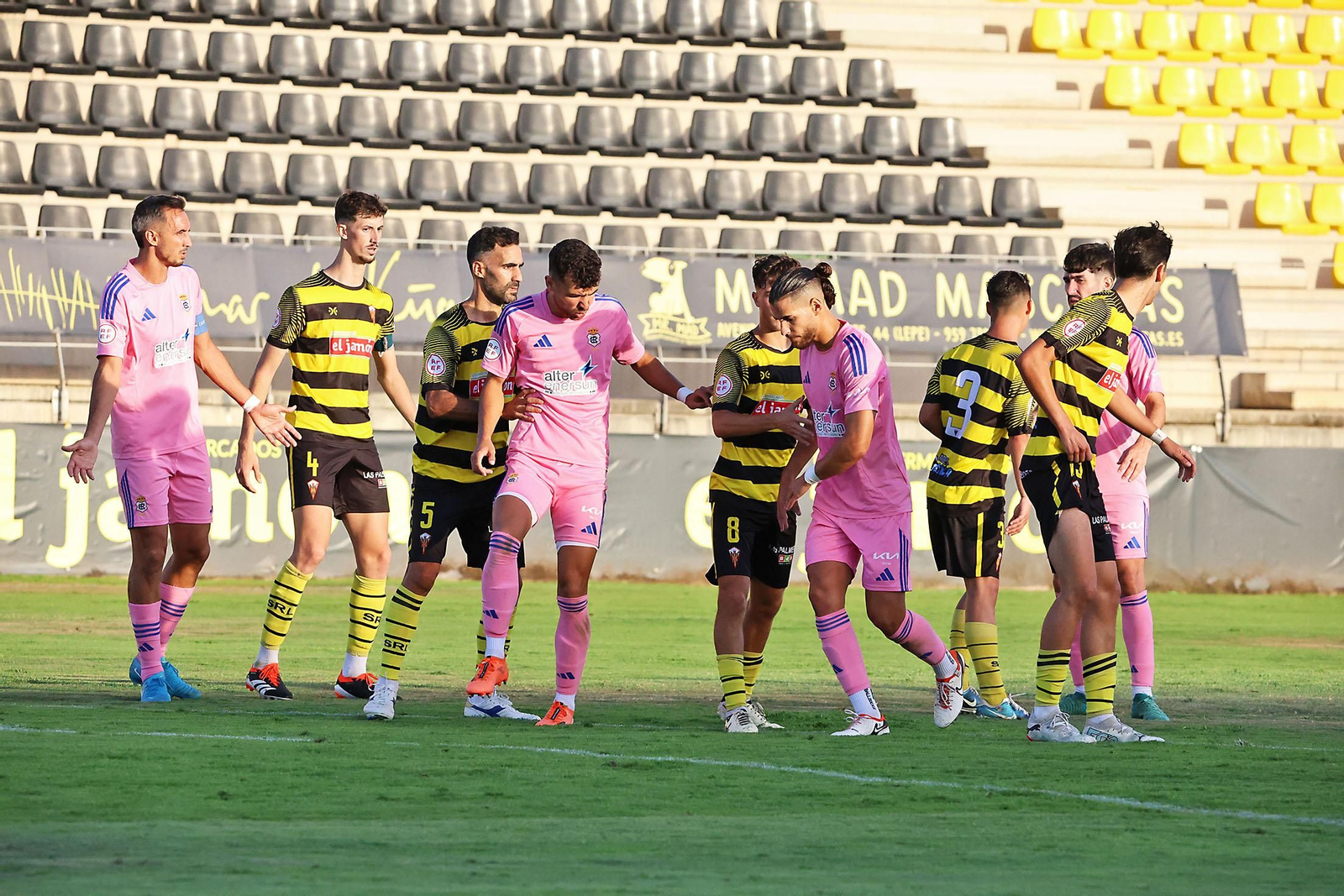 Imágenes del Trofeo de la Bella entre el San Roque de Lepe y el Recreativo de Huelva