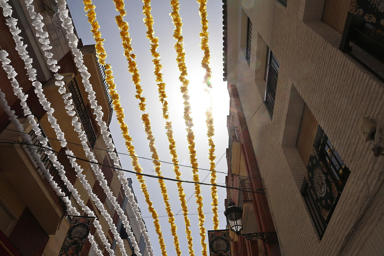 Imágenes de las calles por donde discurrirá la procesión de La Esperanza engalanadas con los colores del Vaticano