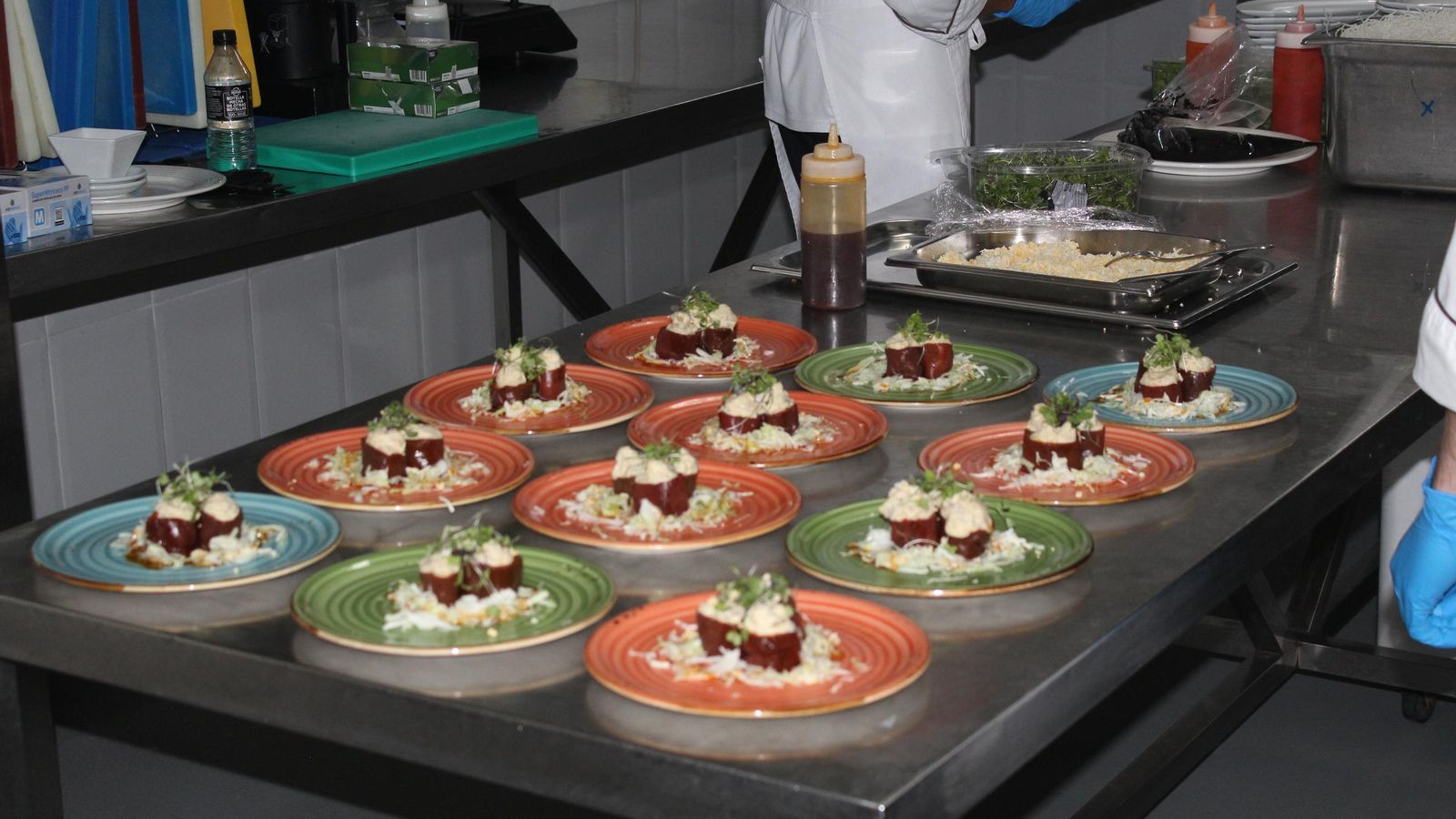 Platos listos en la cocina.