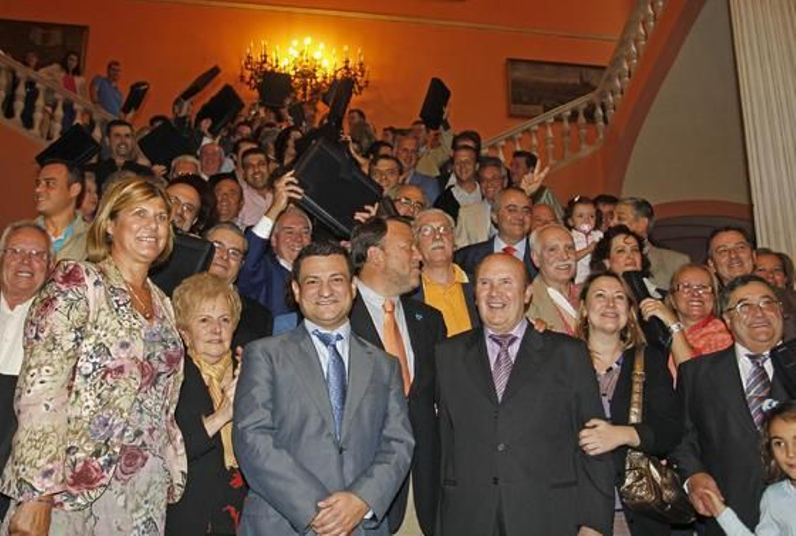 Alfredo Sánchez Monteseirín posa junto a los placeros al final de la entrega de llaves.

Foto: Antonio Pizarro