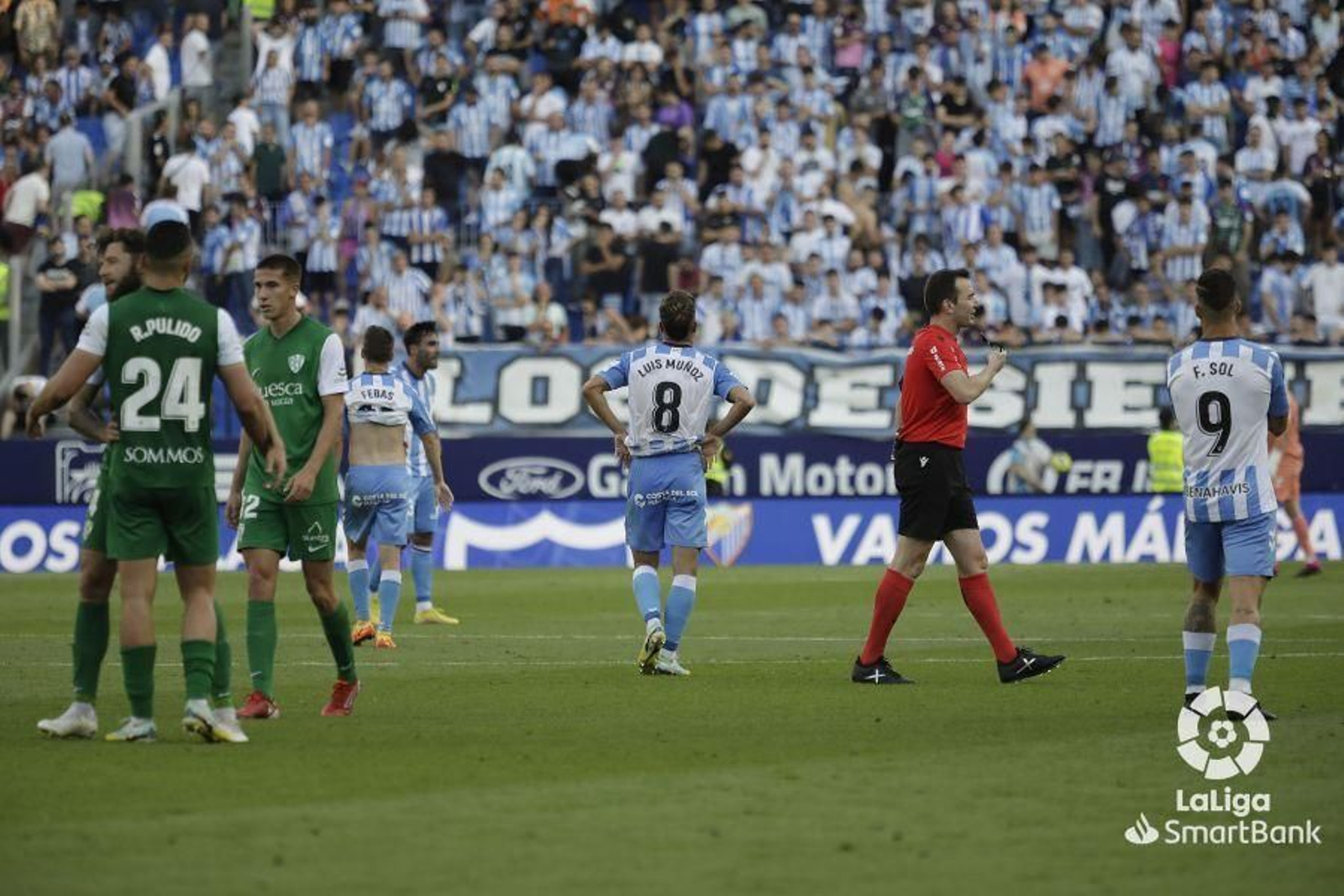 Luis Muñoz, de espaldas, lamentándose.