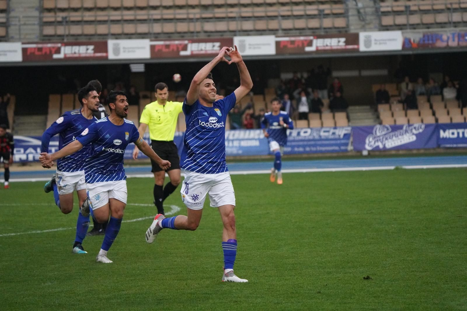 Charaf dibuja un corazón celebrando el 1-0.