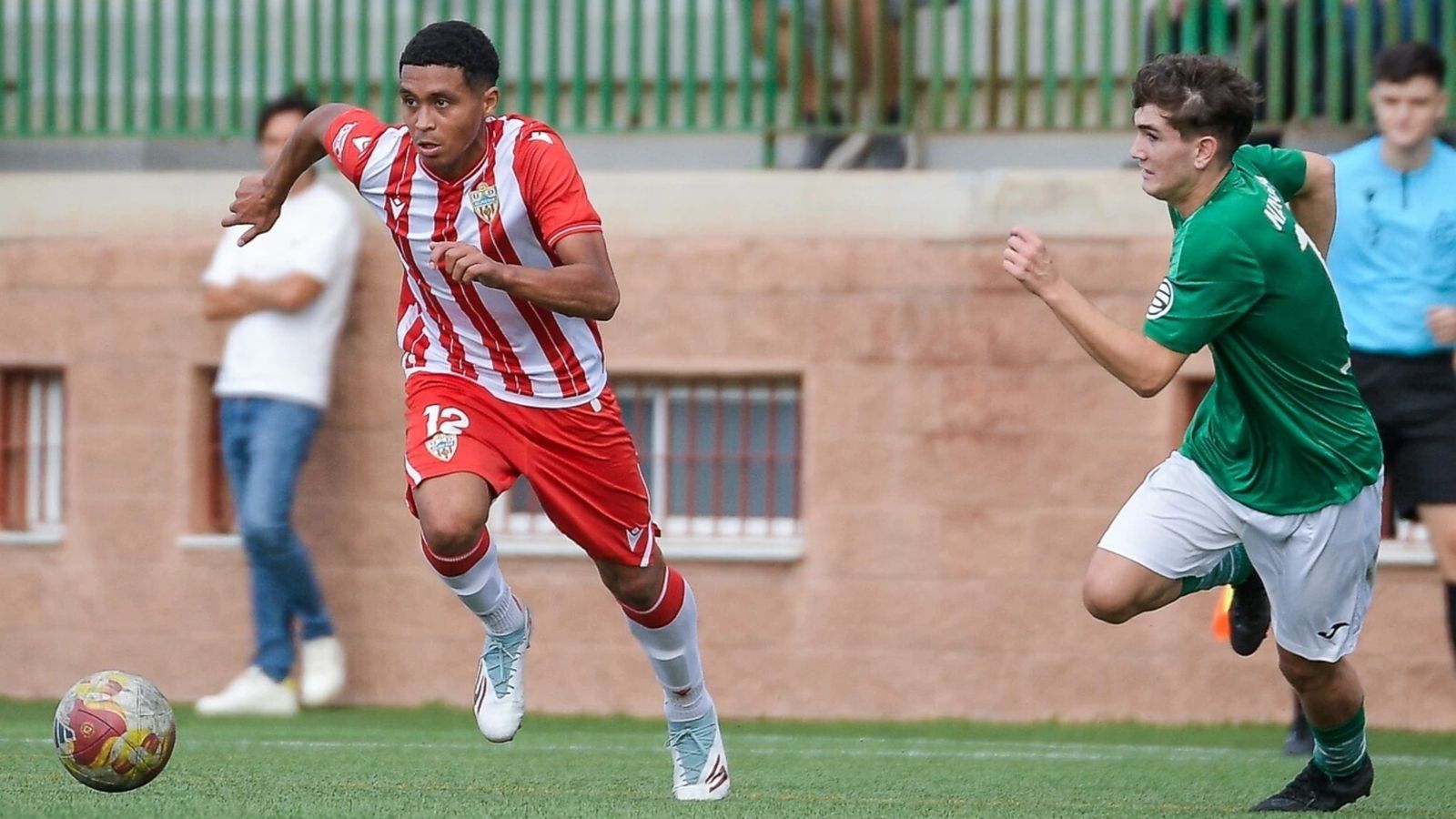 Iker Vergara cabalga con el esférico en uno de los encuentros de la temporada.