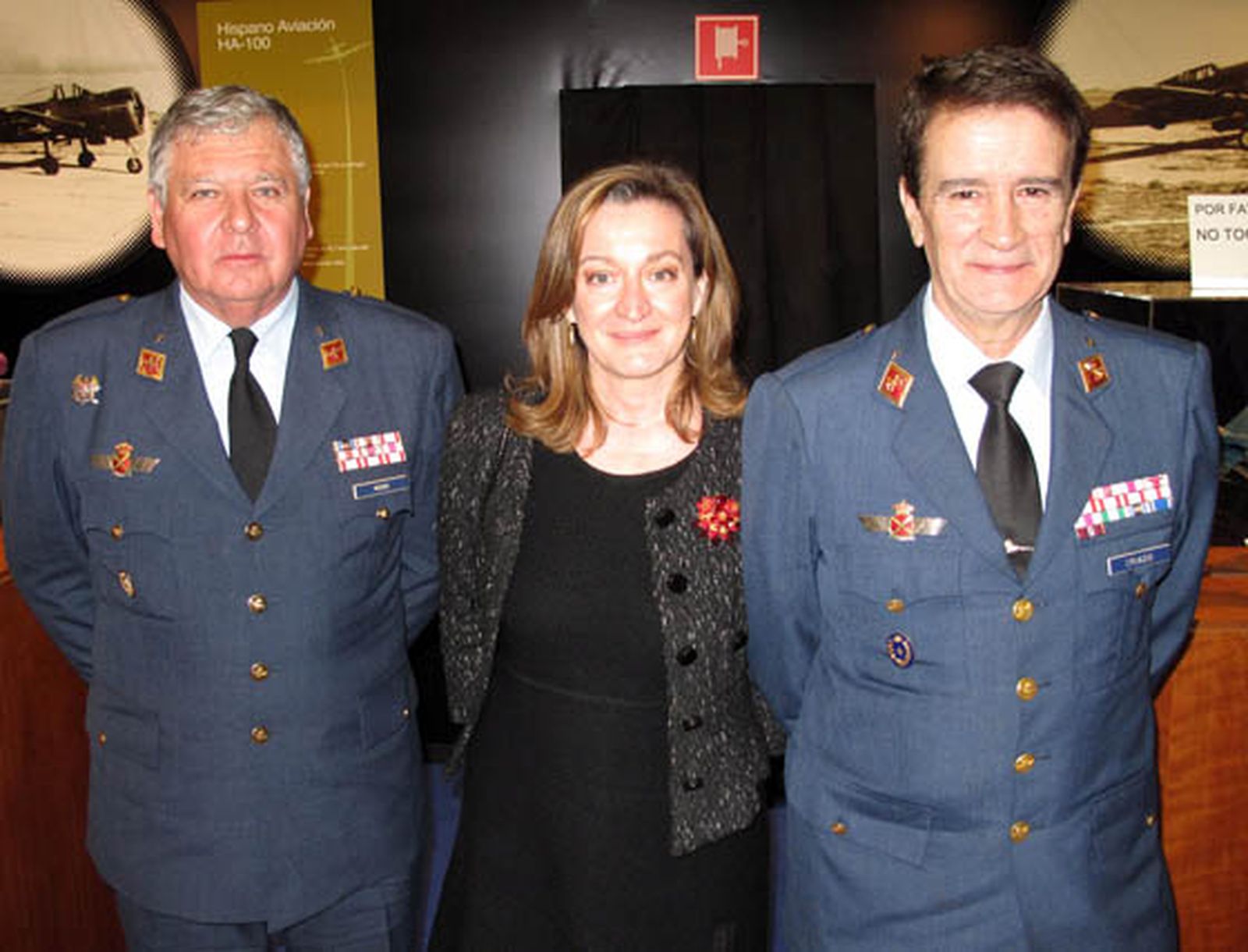 Los generales Alejandro Mendo, director del Museo del Aire, y Francisco
Javier Criado, jefe del Servicio de Historia y Cultura del Ejército del Aire,
con la directora gerente de la Fundación AENA, Teresa Díaz-Caneja.

Foto: Victoria Ramírez