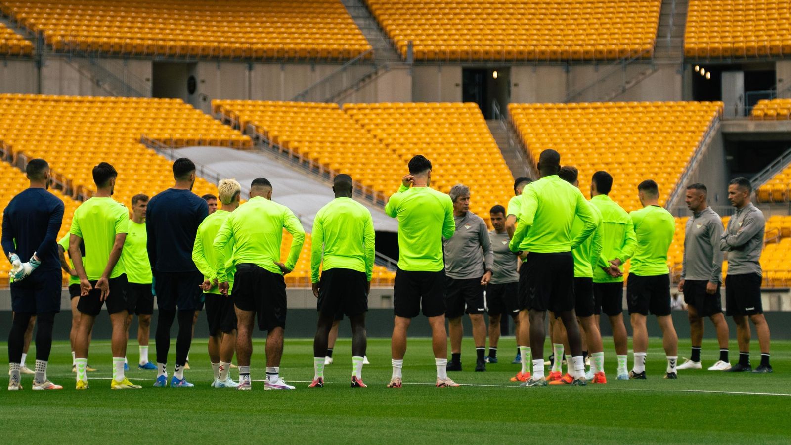 La plantilla verdiblanca durante la charla de Pellegrini en Pittsburg