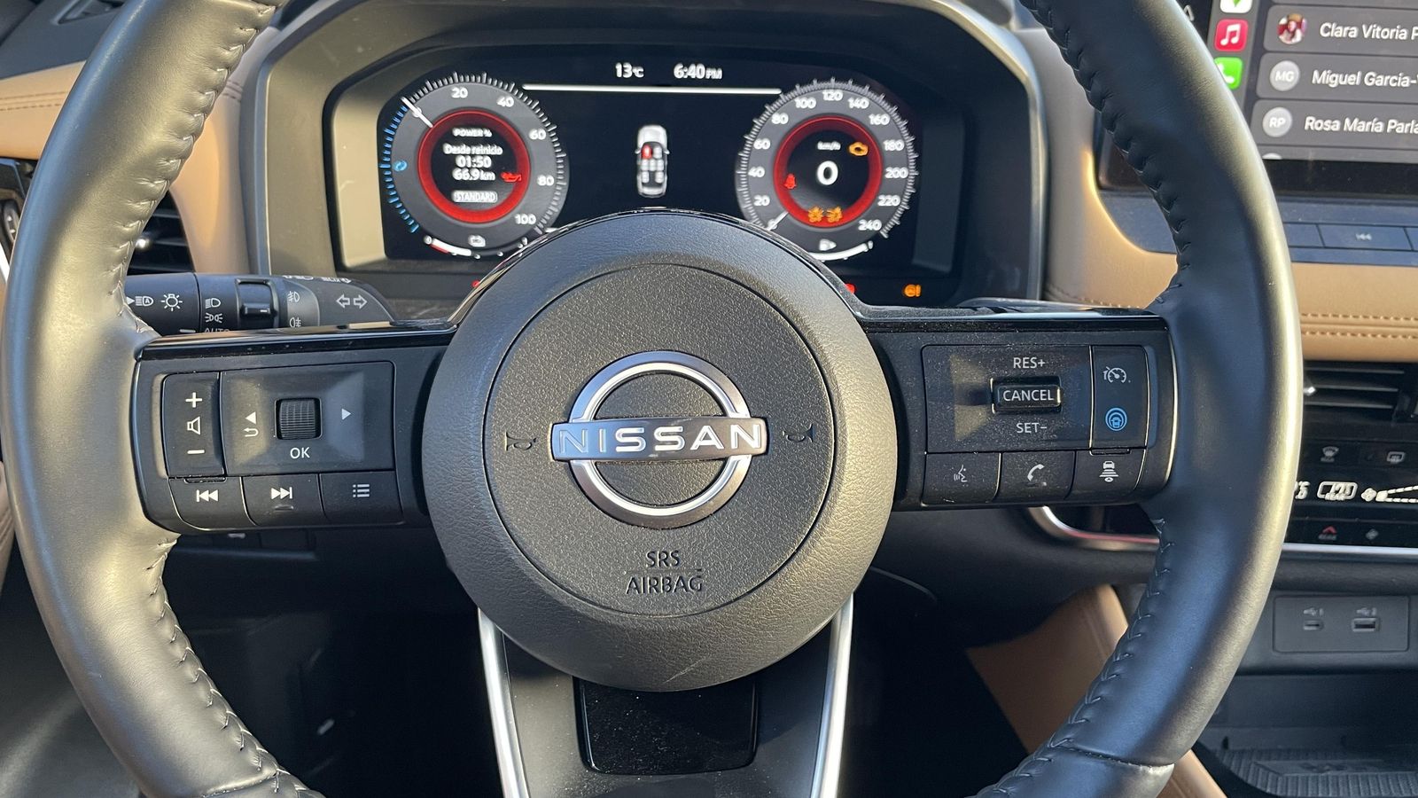 Las ayudas a la conducción se manejan desde el radio de la derecha del volante. Están centralizadas en el pulsador de color azul.