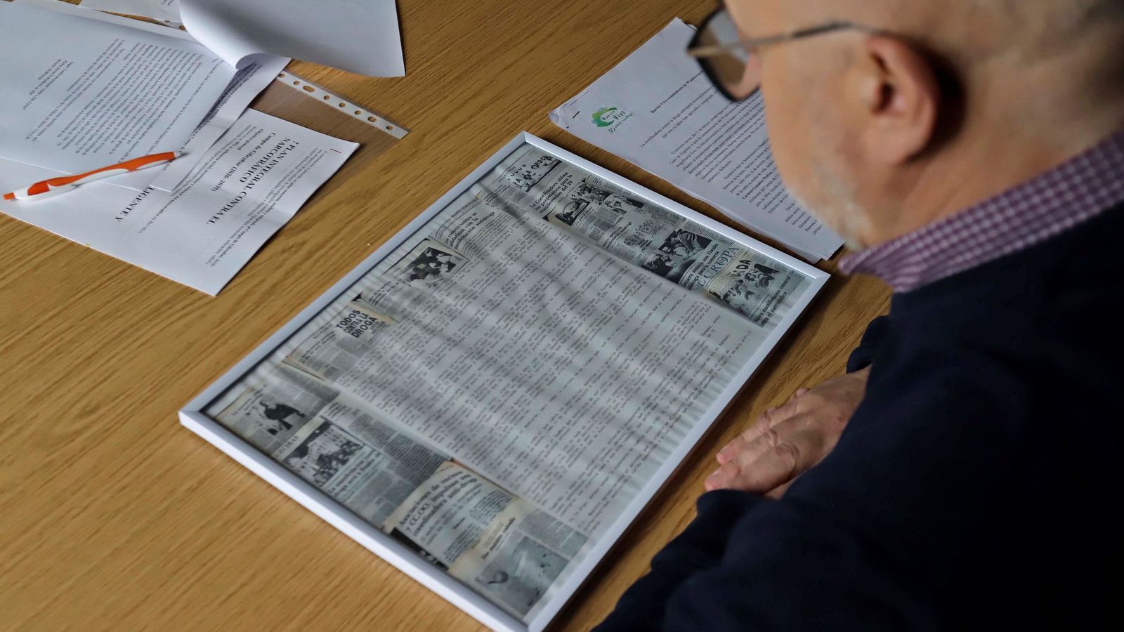 Diaz lee su artículo sobre la muerte de su hermano Ramón, que tiene enmarcado