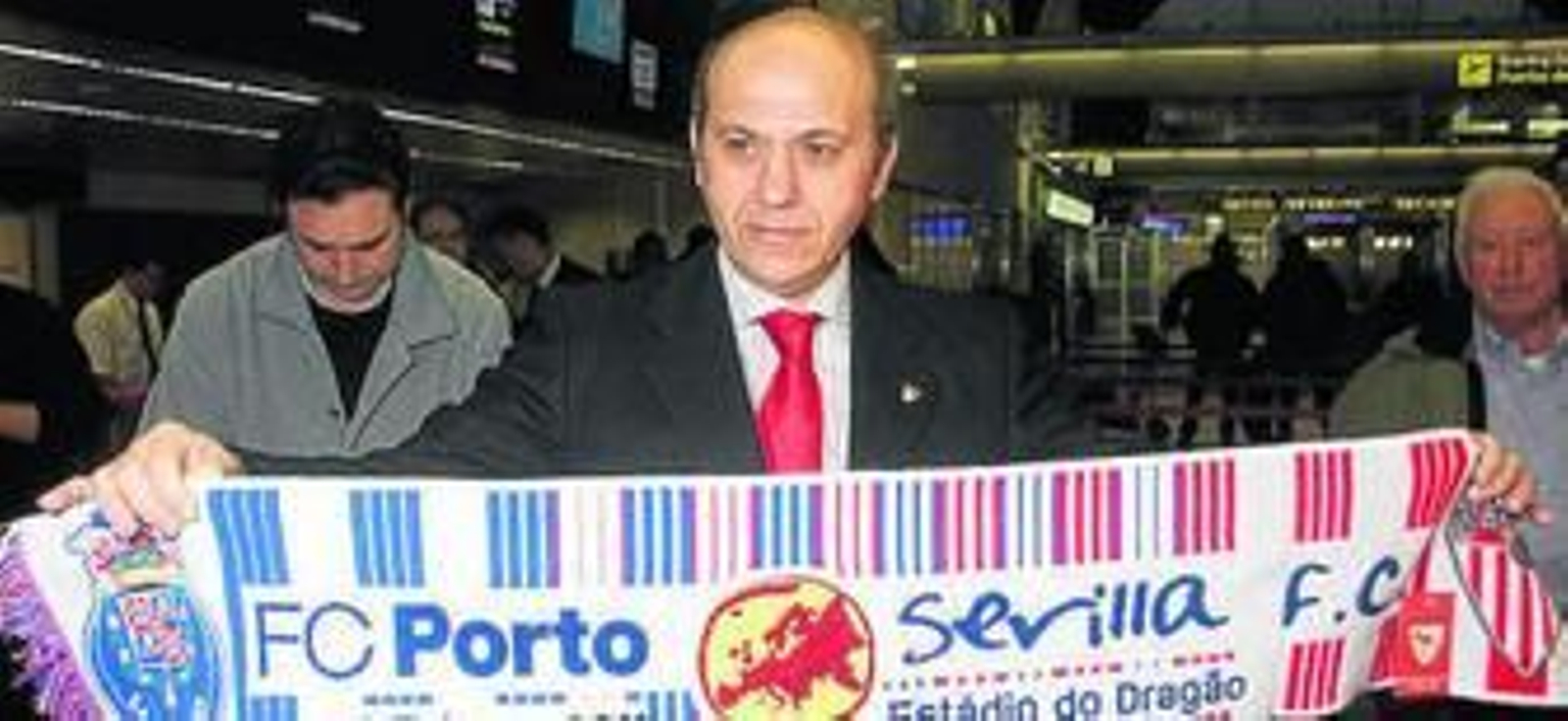 Del Nido, con la bufanda conmemorativa del encuentro.