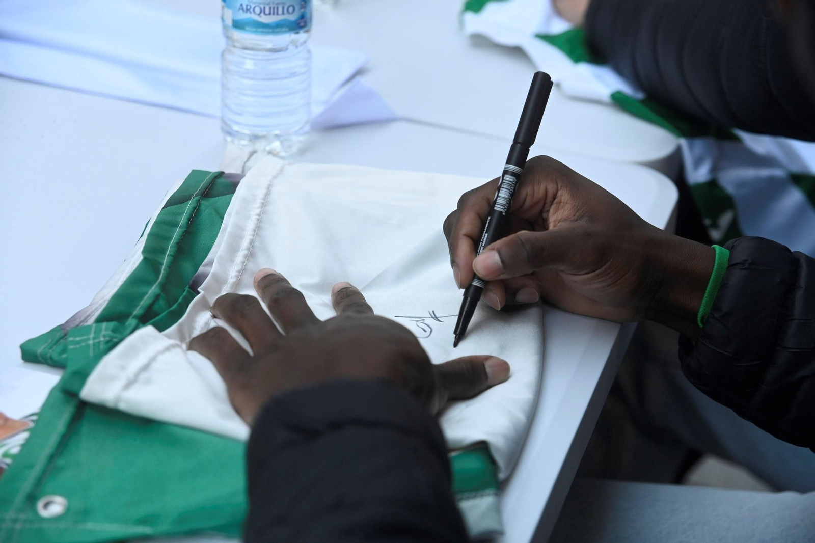 Furor en la tienda del Córdoba CF: las fotos de la firma de autógrafos de Requena, Fomeyem y Adri Fuentes