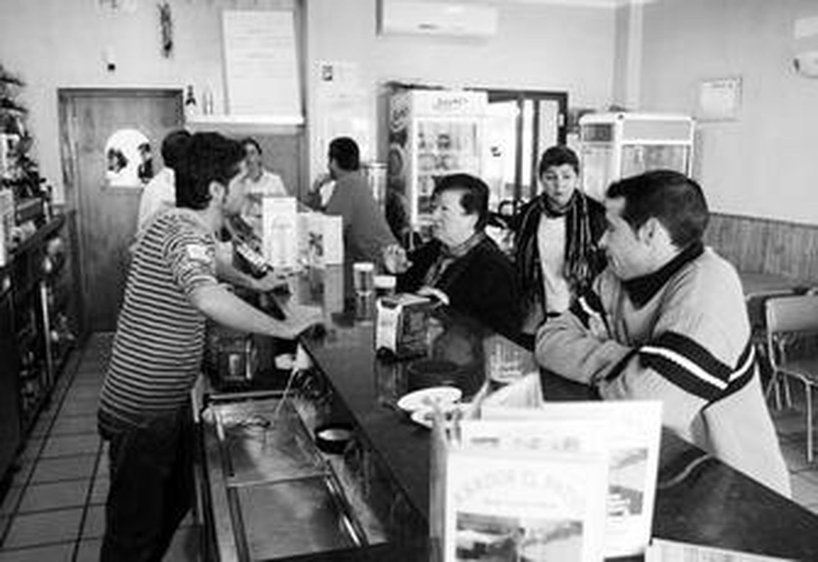 Personal y clientes del bar Asador El Patio que regenta el nuevo 'milmillonario', que ayer faltó al trabajo.