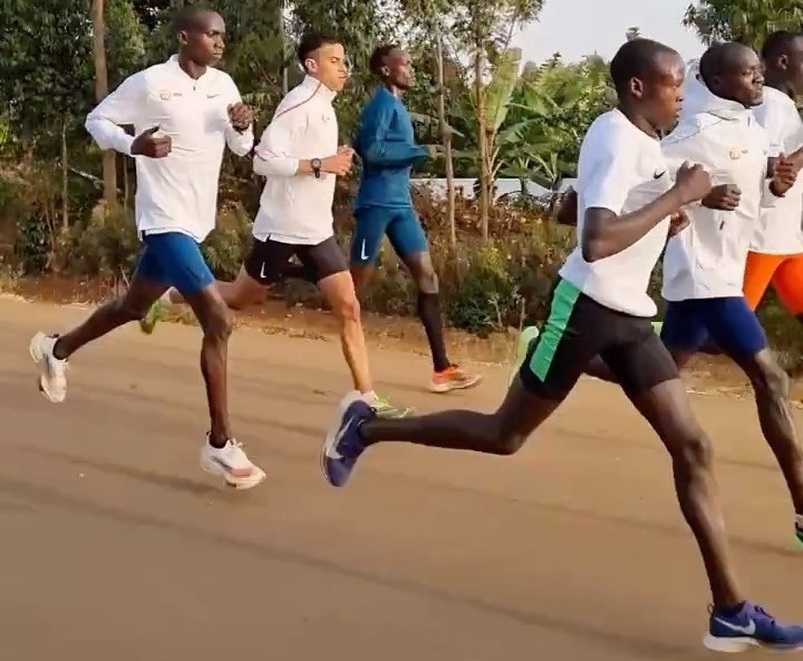 Ouassim Oumaiz, con Cheptegei, en Uganda.