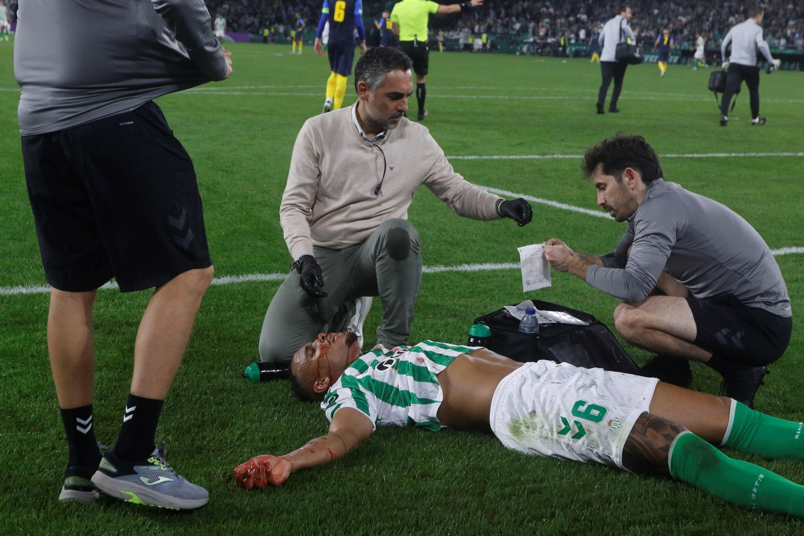 Natan sangra abundantemente tras marcar el 1-0.