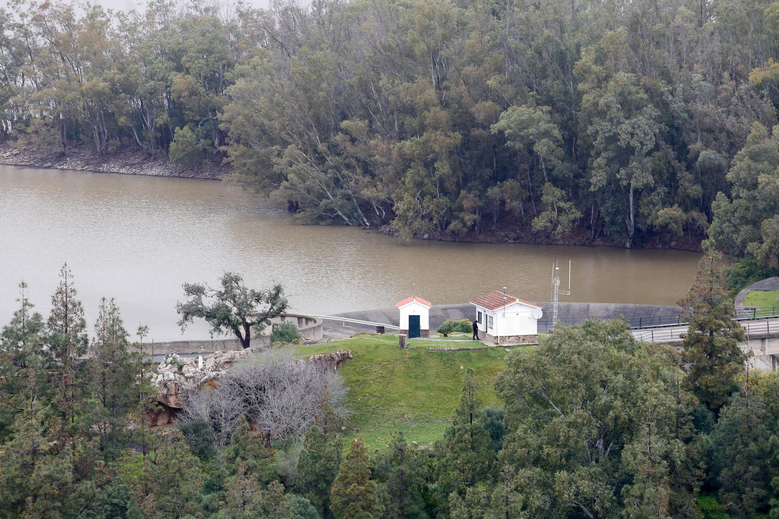 Desembalse del pantano de Guadarranque tras la borrasca Martinho, en imágenes