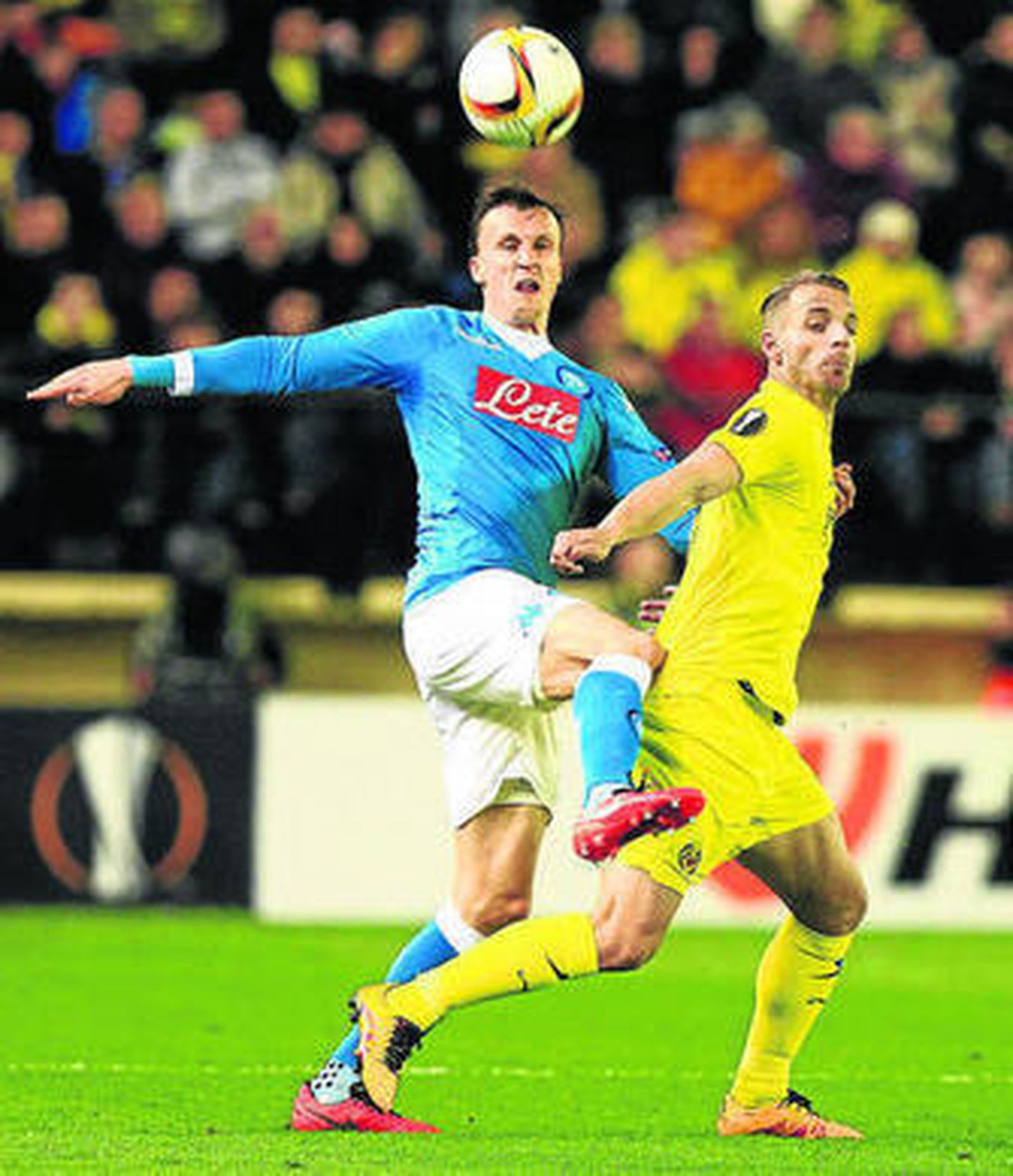 Soldado pelea el balón con el visitante Chiriches.