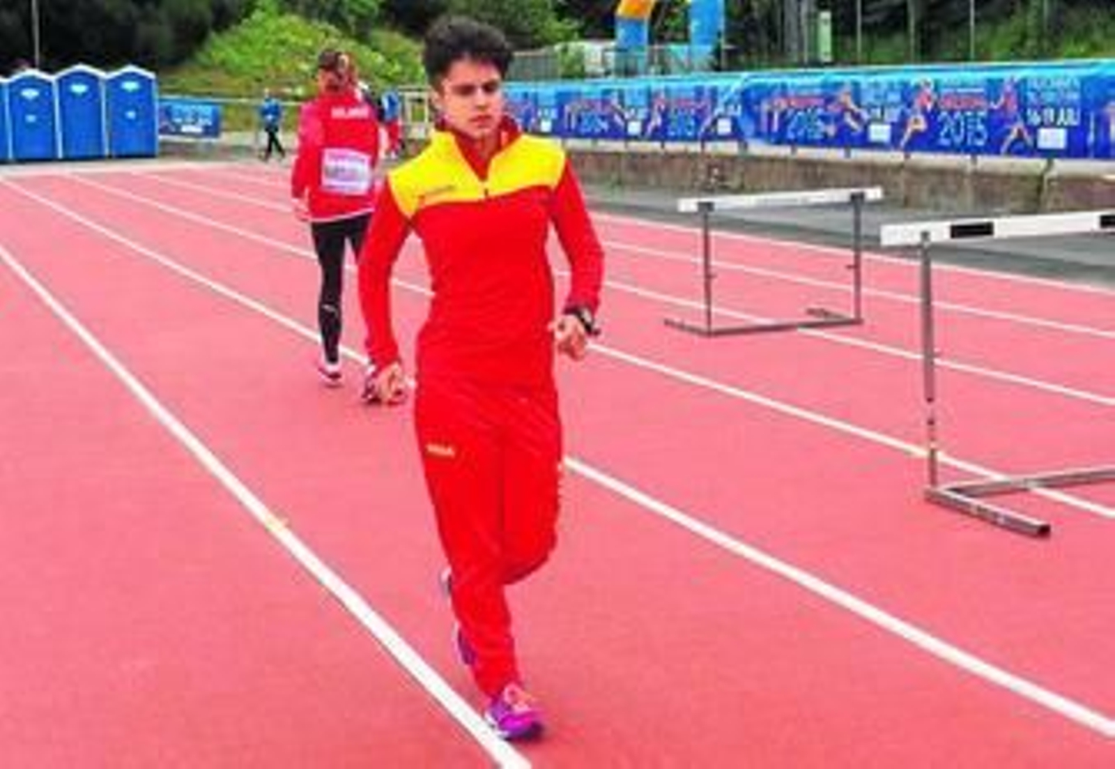 Un momento del calentamiento de María Pérez, justo antes de la prueba de ayer.