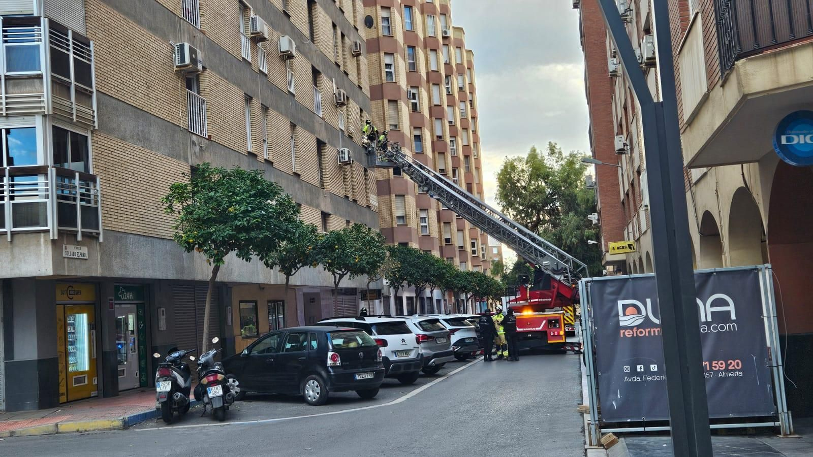 Asistencia a una anciana en la calle Soldado Español.